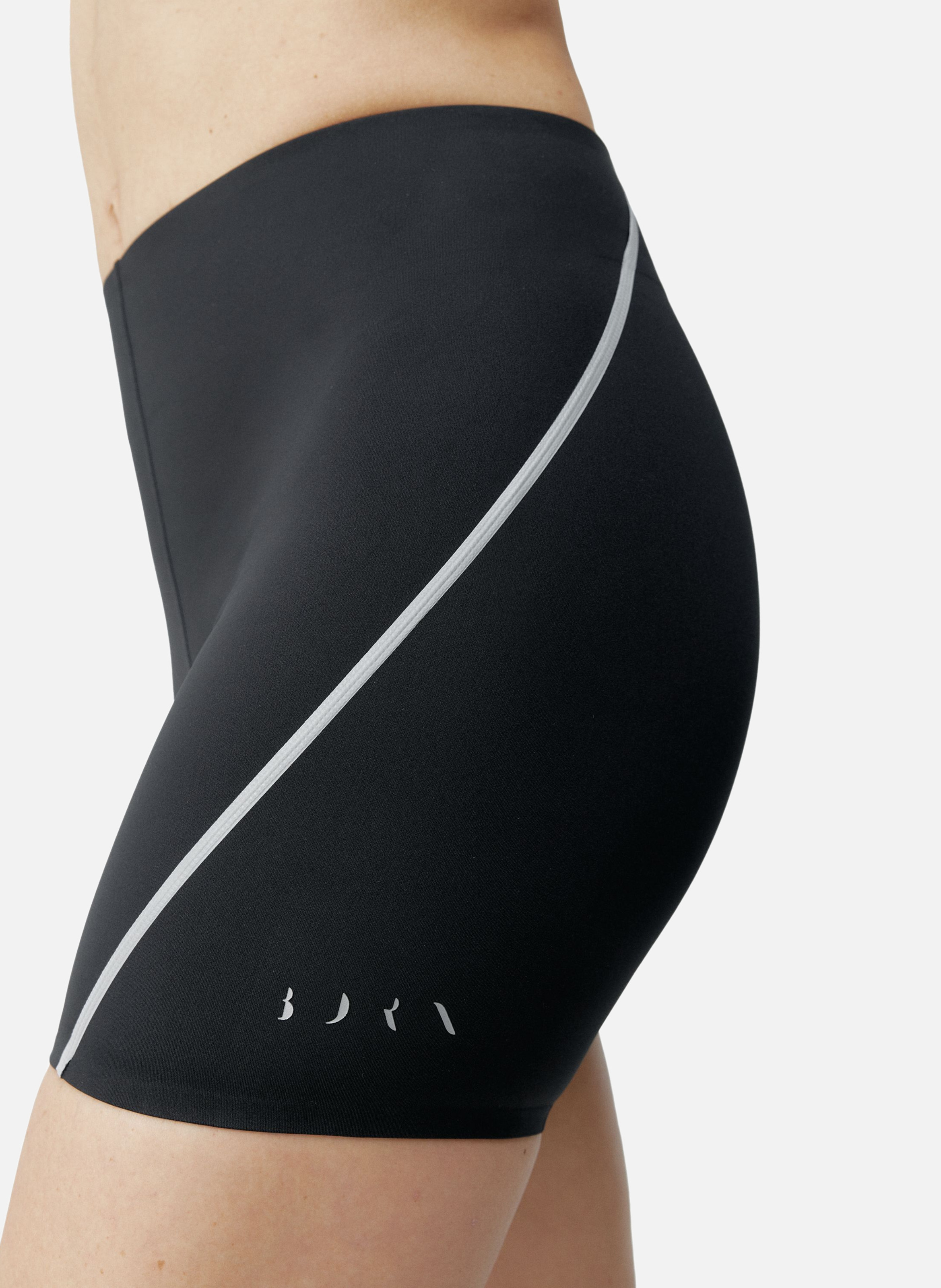 Short moulant de sport performance luna BORN LIVING YOGA Noir