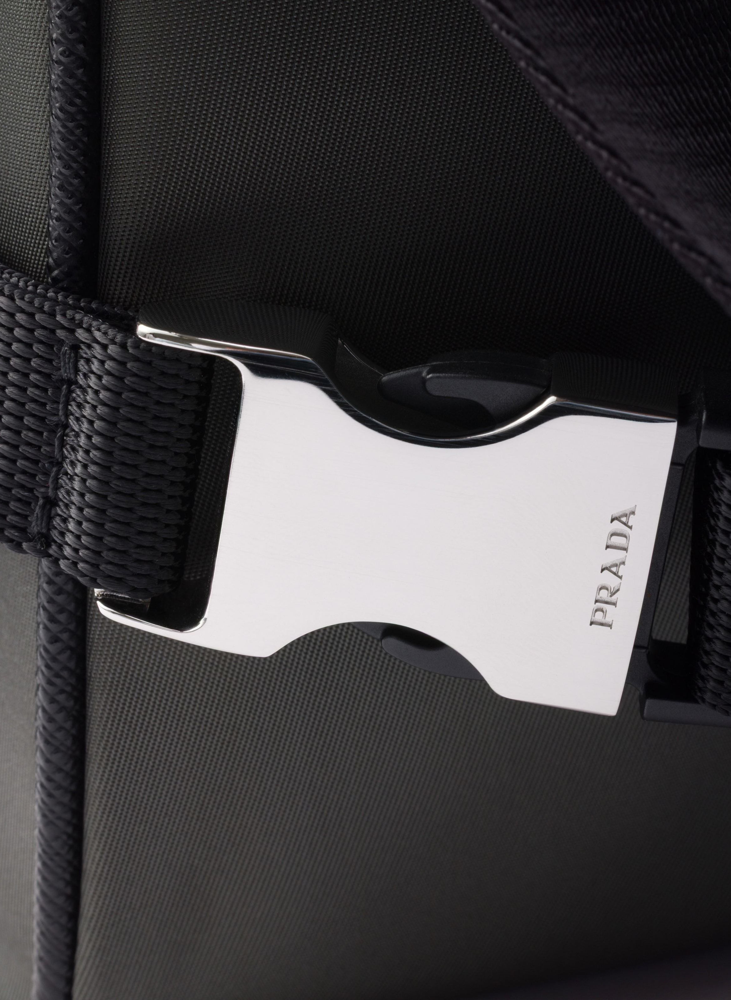 Sac de taille moyenne porté épaule en re-nylon et PRADA Vert