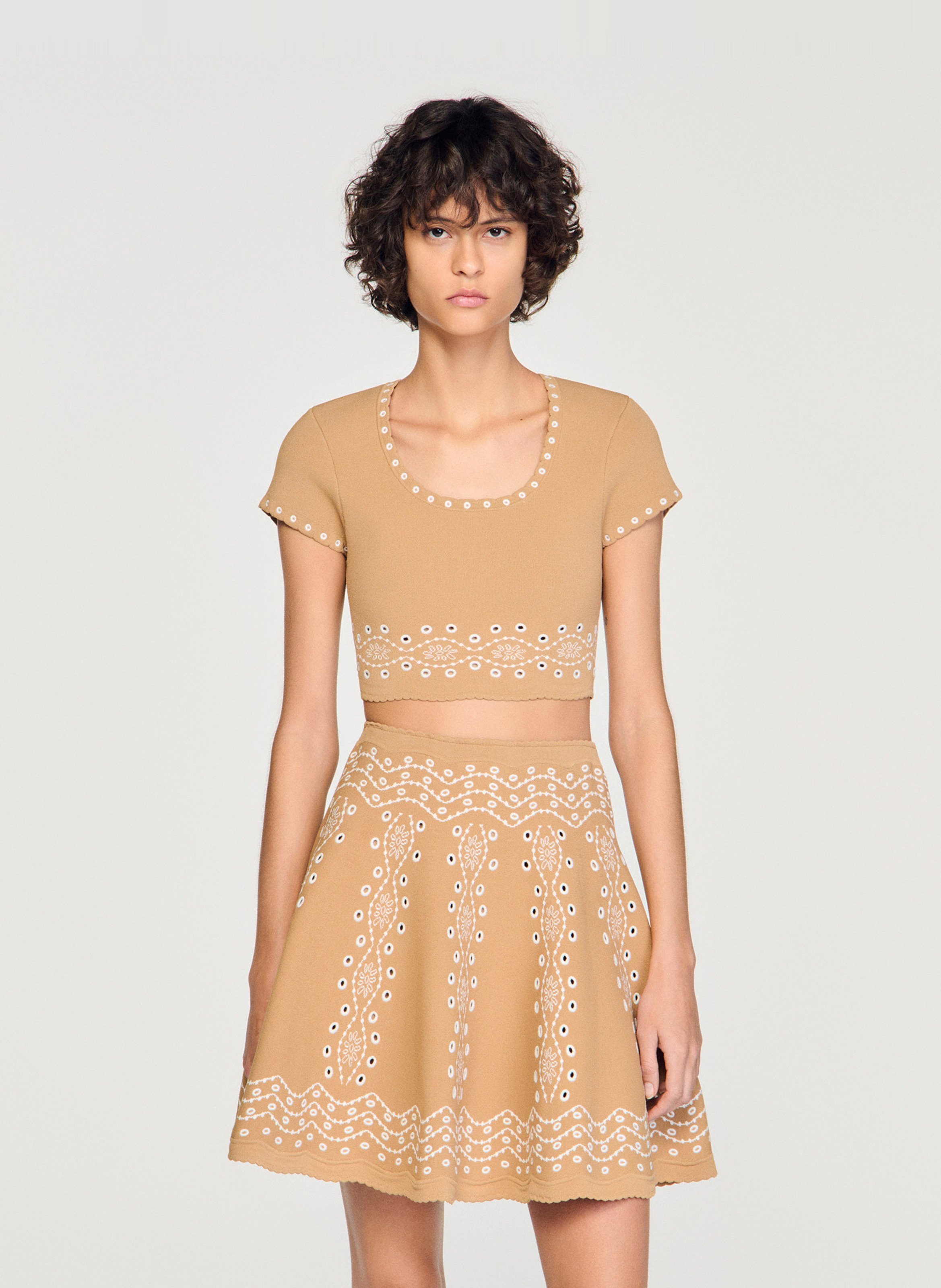 Top court col rond à broderies SANDRO Beige