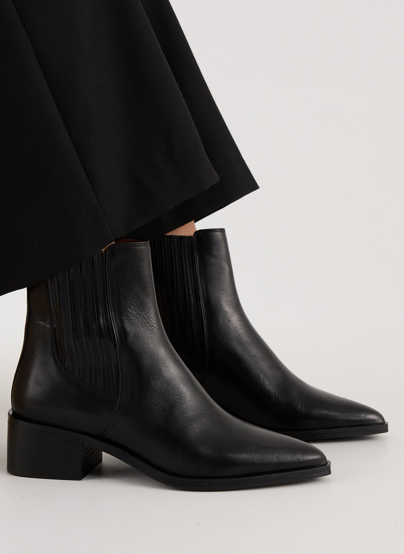 Beyoncé pointed leather ankle boots SAISON 1865 Black