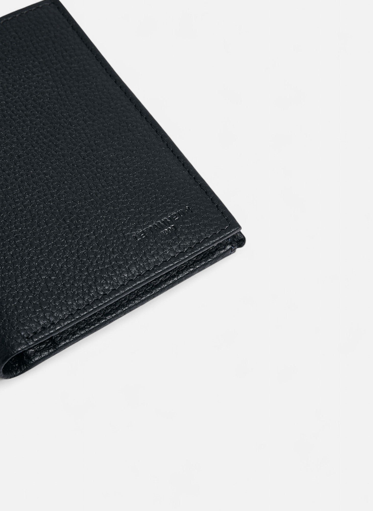 Portefeuille moyen modèle zippé charles en cuir grainé LE TANNEUR Noir