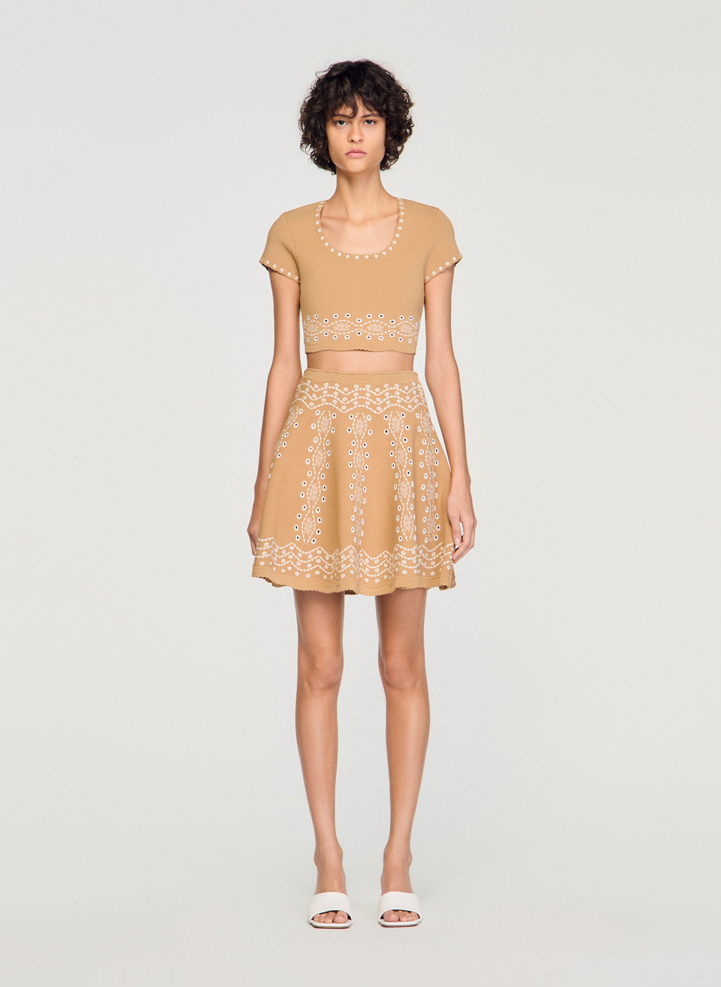 Top court col rond à broderies SANDRO Beige