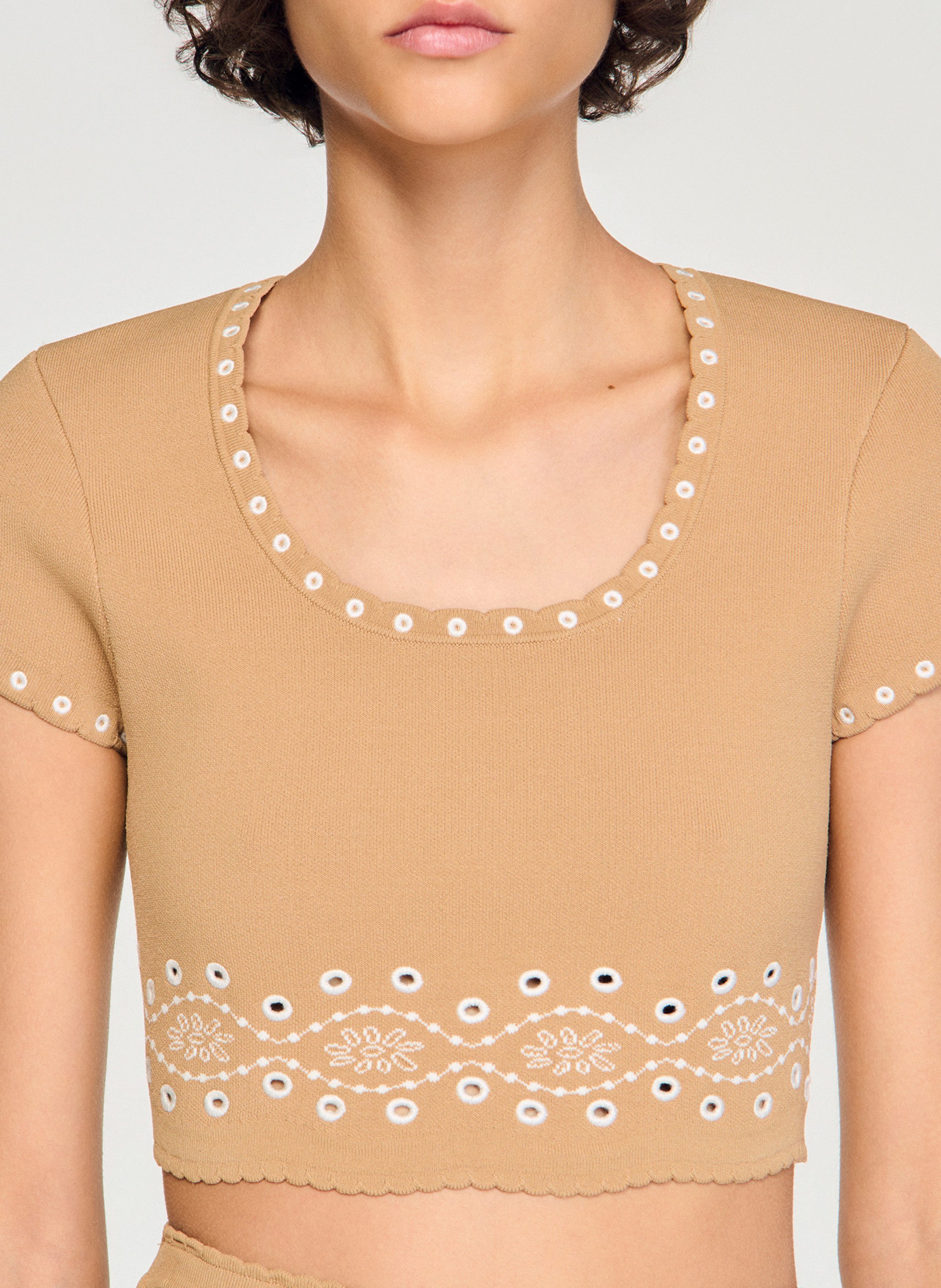 Top court col rond à broderies SANDRO Beige
