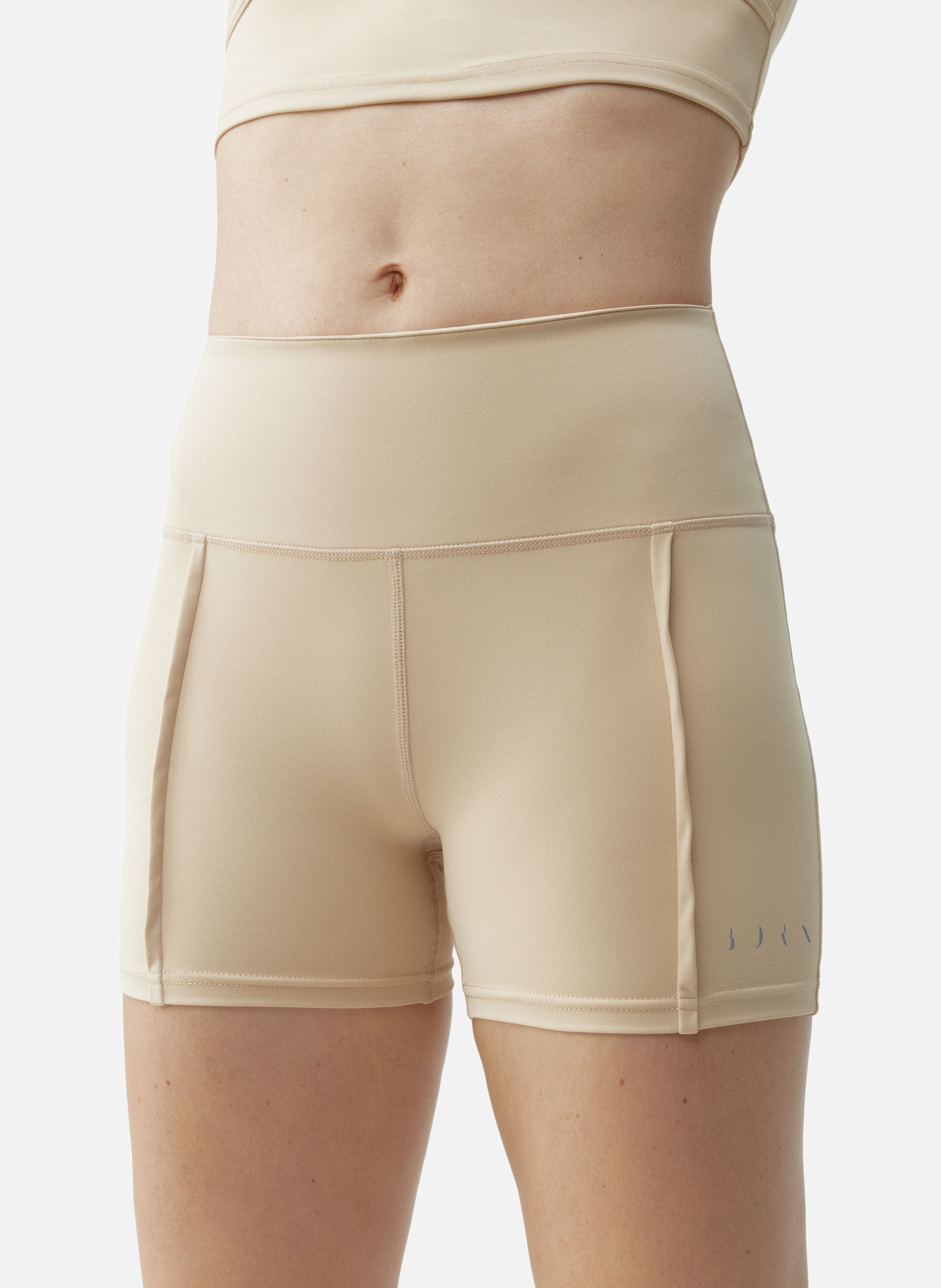 Short moulant de sport performance sayani BORN LIVING YOGA Beige