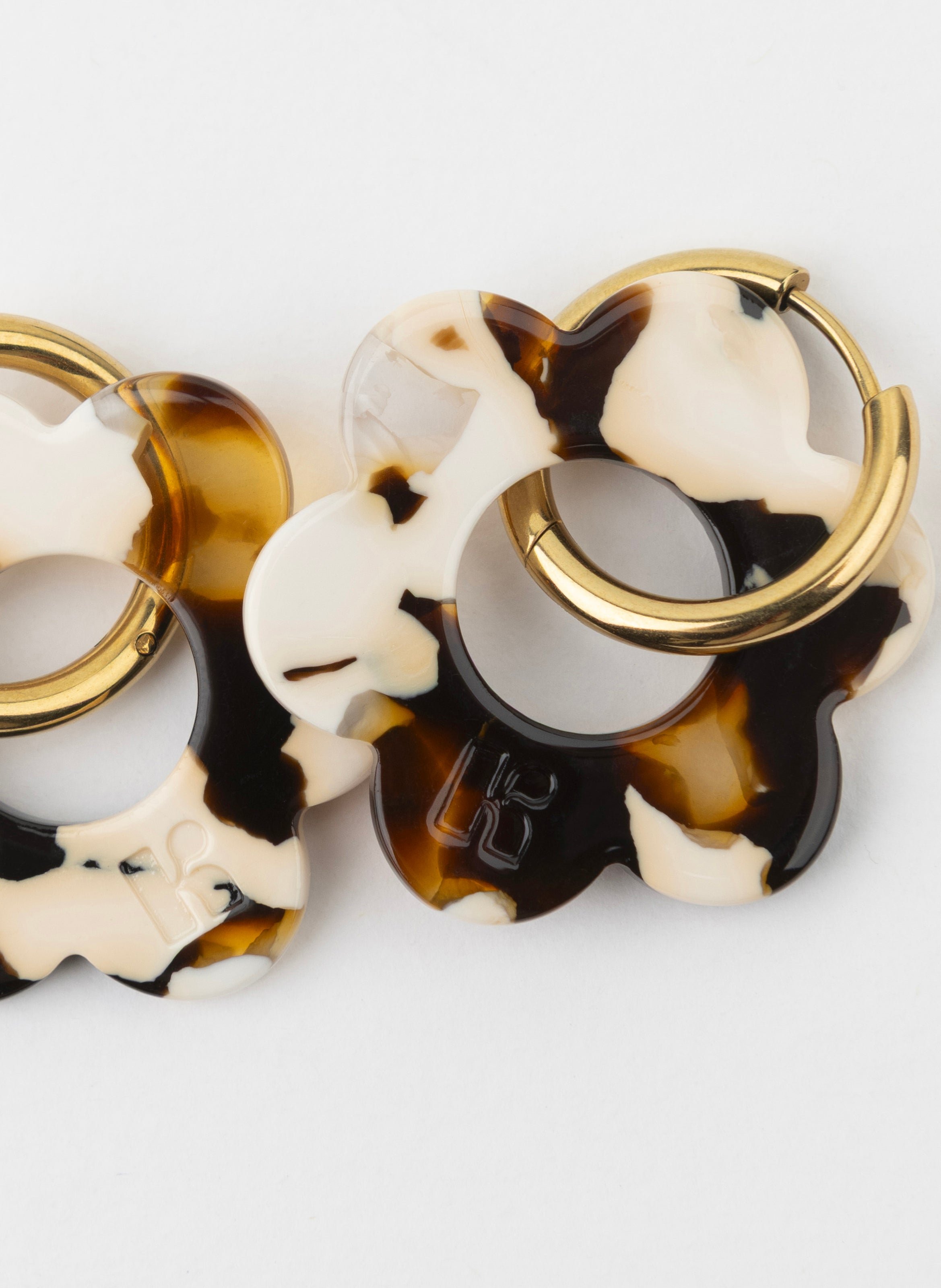 Boucles d'oreilles Maxi Fleurette avec anneaux en acier inoxydable doré KURAGE GINZA Marron