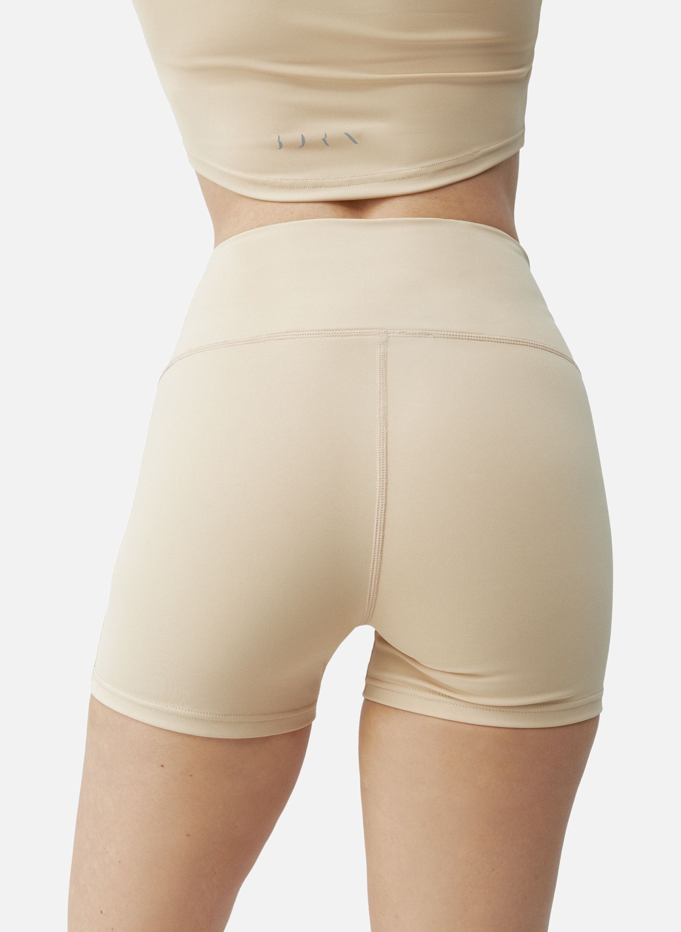 Short moulant de sport performance sayani BORN LIVING YOGA Beige