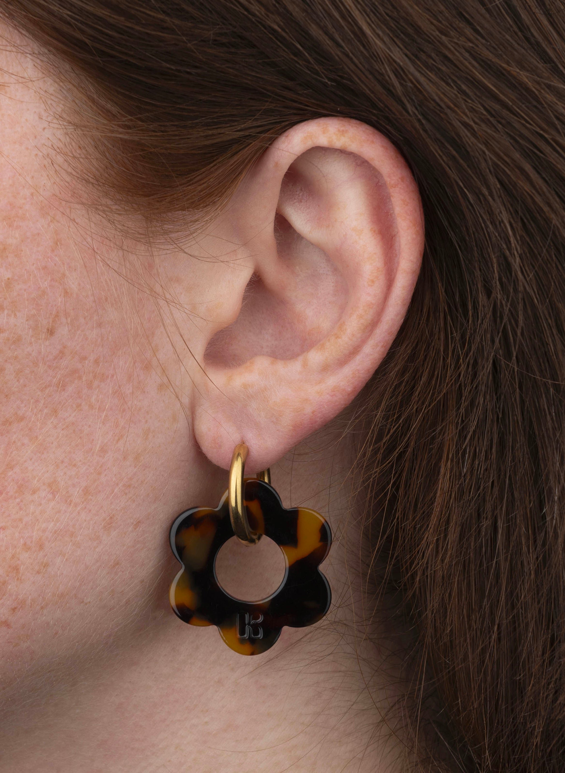 Boucles d'oreilles Maxi Fleurette avec anneaux en acier inoxydable doré KURAGE GINZA Marron
