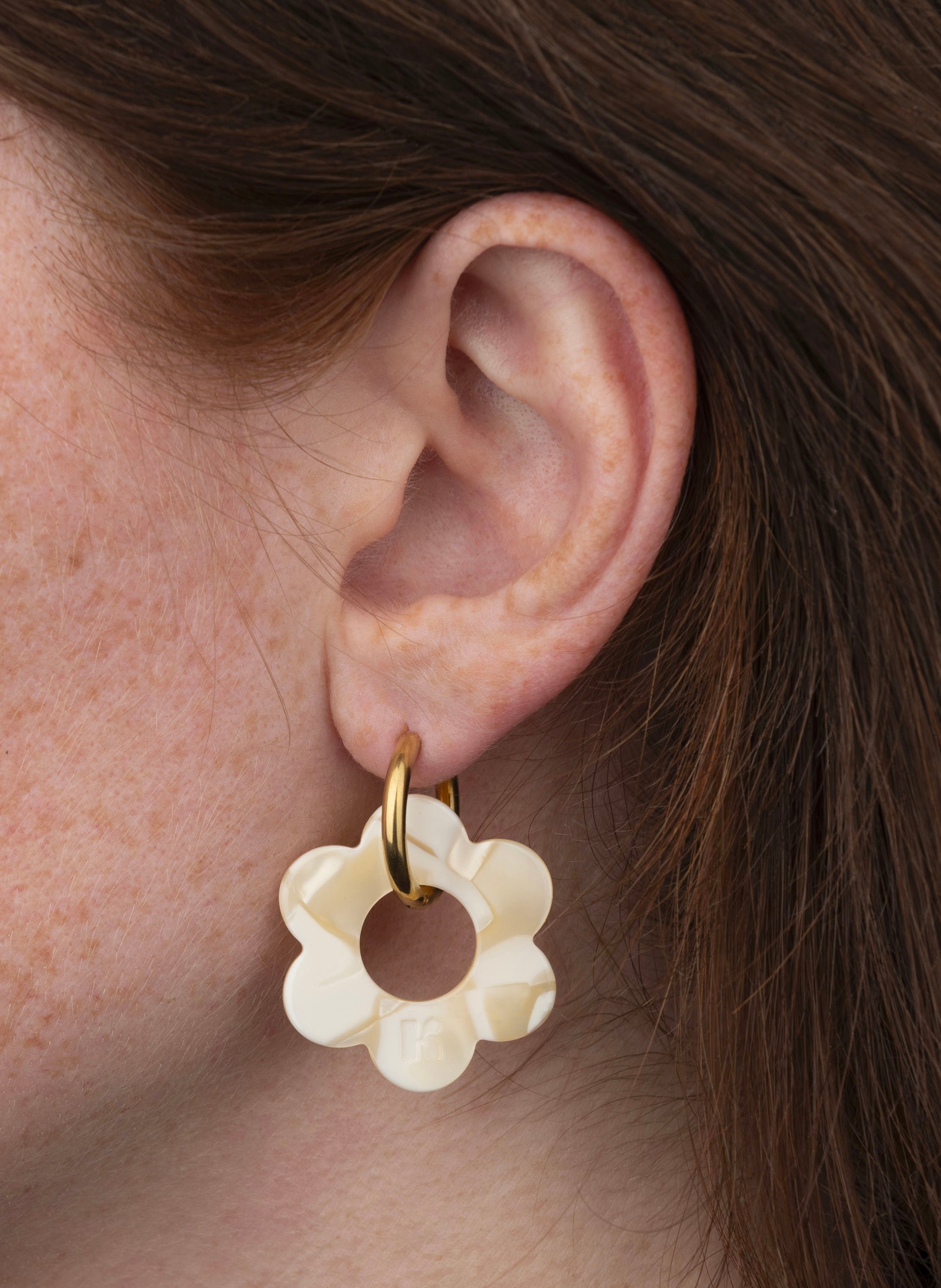 Boucles d'oreilles Maxi Fleurette avec anneaux en acier inoxydable doré KURAGE GINZA Beige