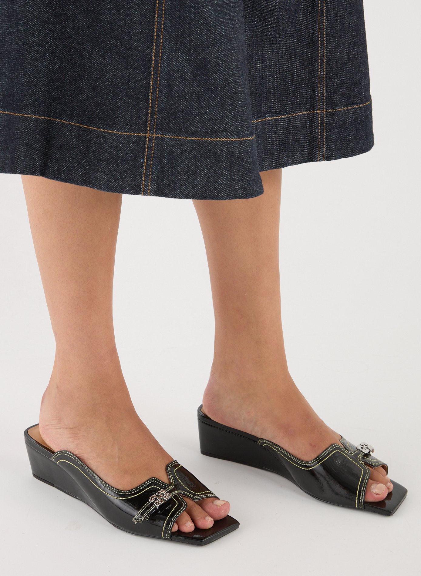 Mules à talon compensé en cuir Naplack GANNI Noir