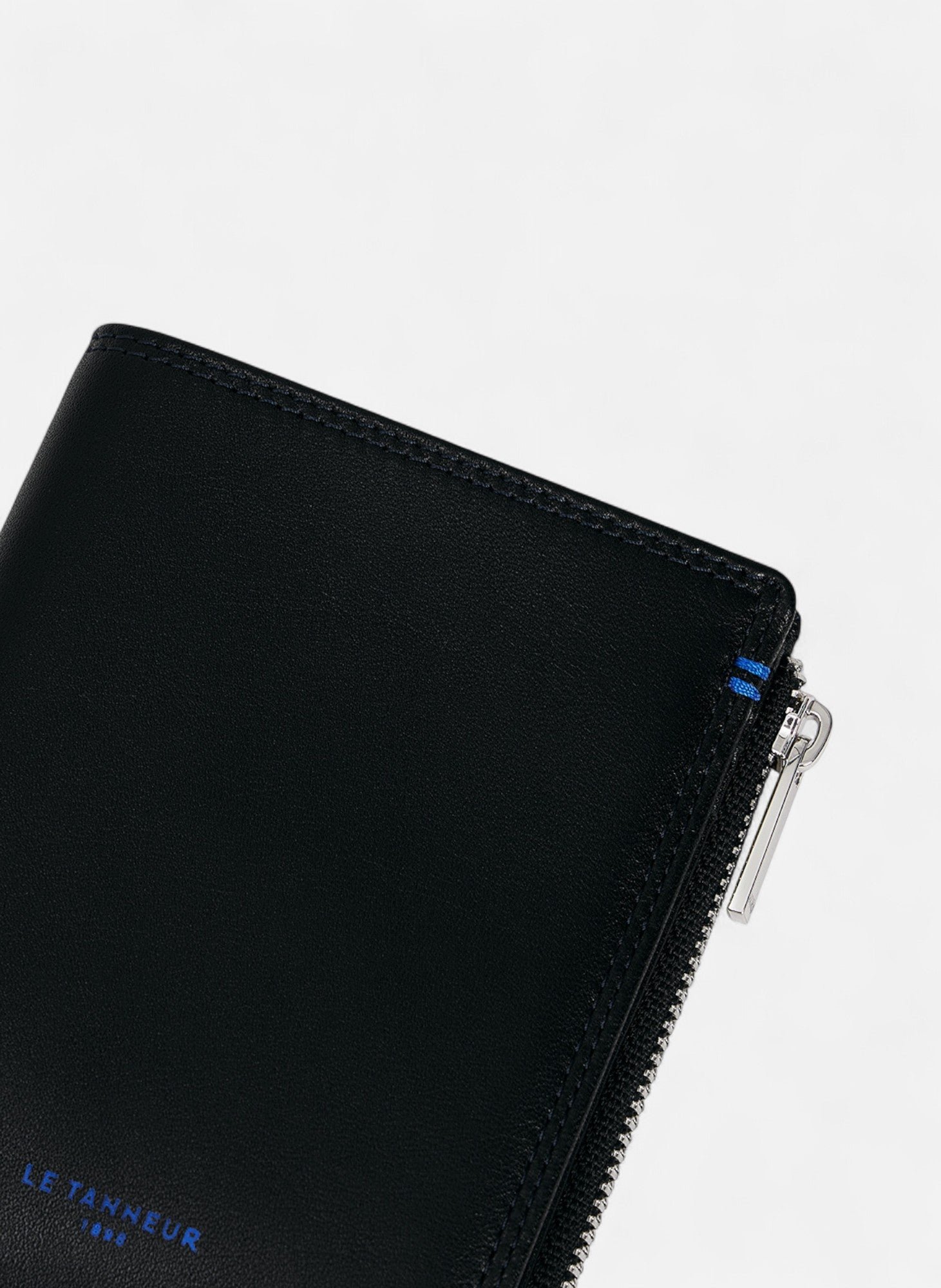 Portefeuille vertical zippé moyen modèle martin en cuir lisse LE TANNEUR Noir