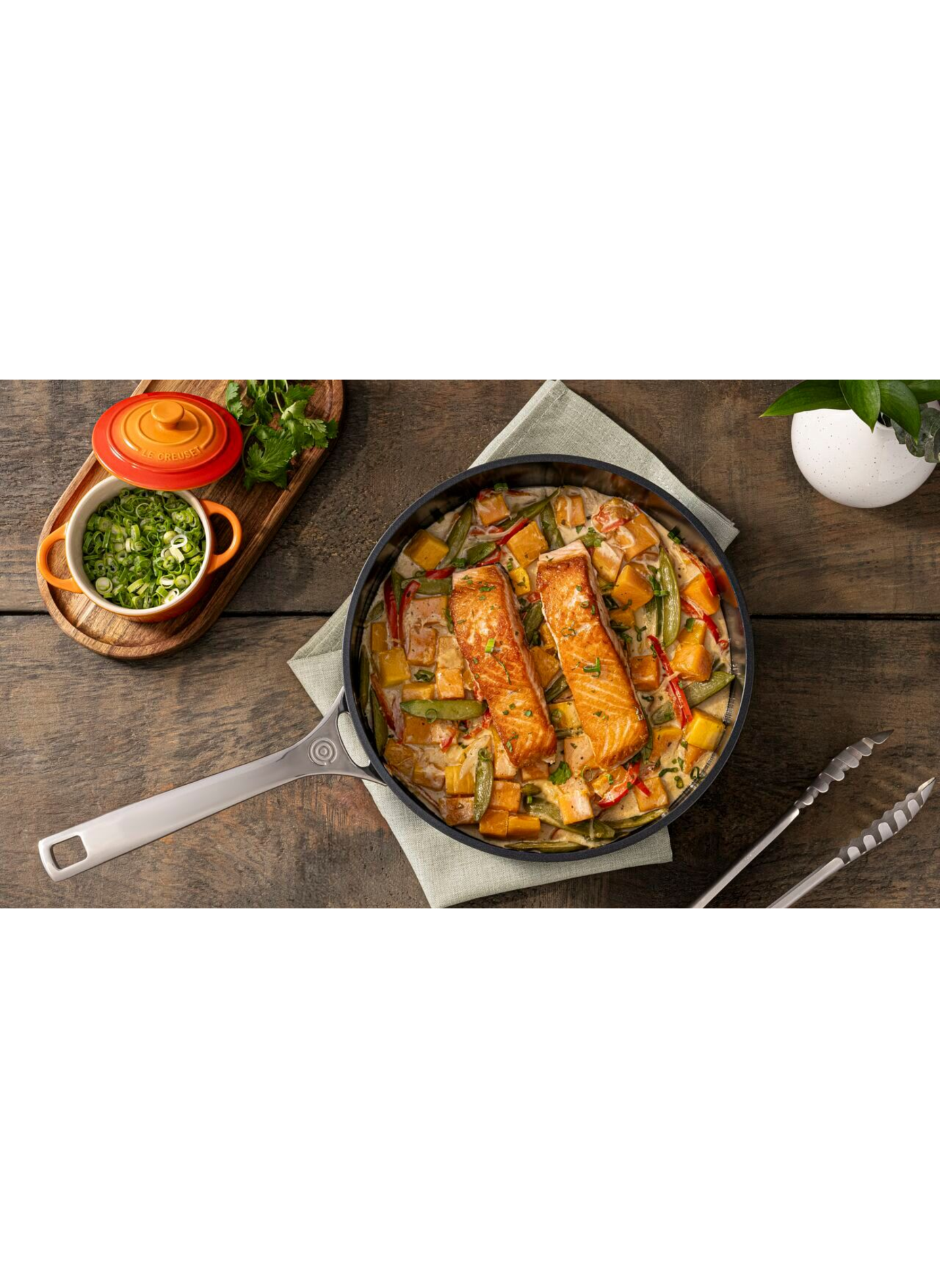 Essential Non-Stick Saute Pan with Lid LE CREUSET Black