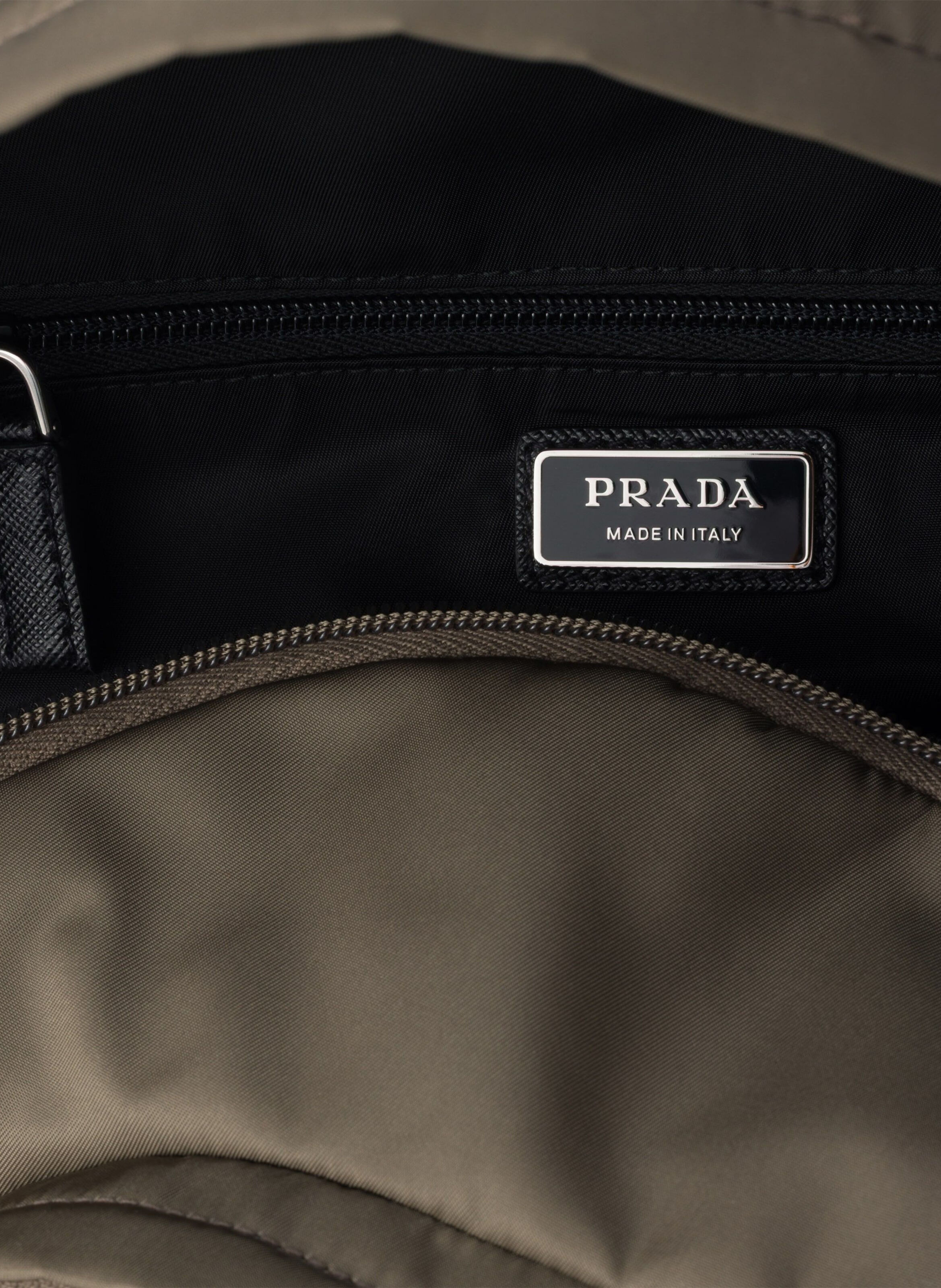 Sac à dos en re-nylon et cuir saffiano PRADA Gris