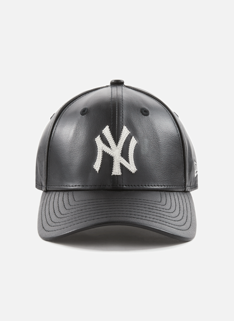 قبعة جلدية باللون الأسود new era 