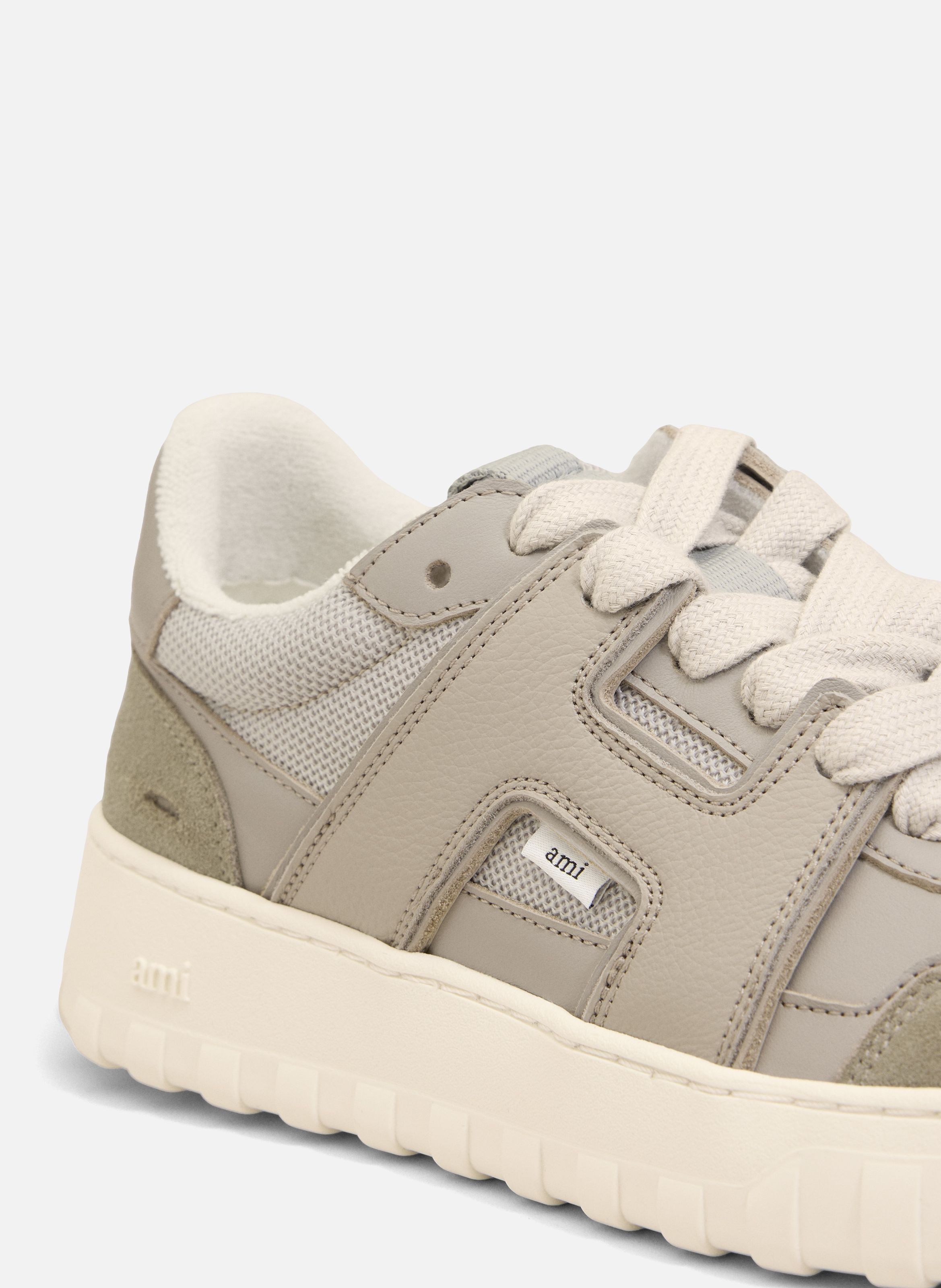 Baskets A Walk Basses En Cuir Lisse unisexes AMI PARIS Gris