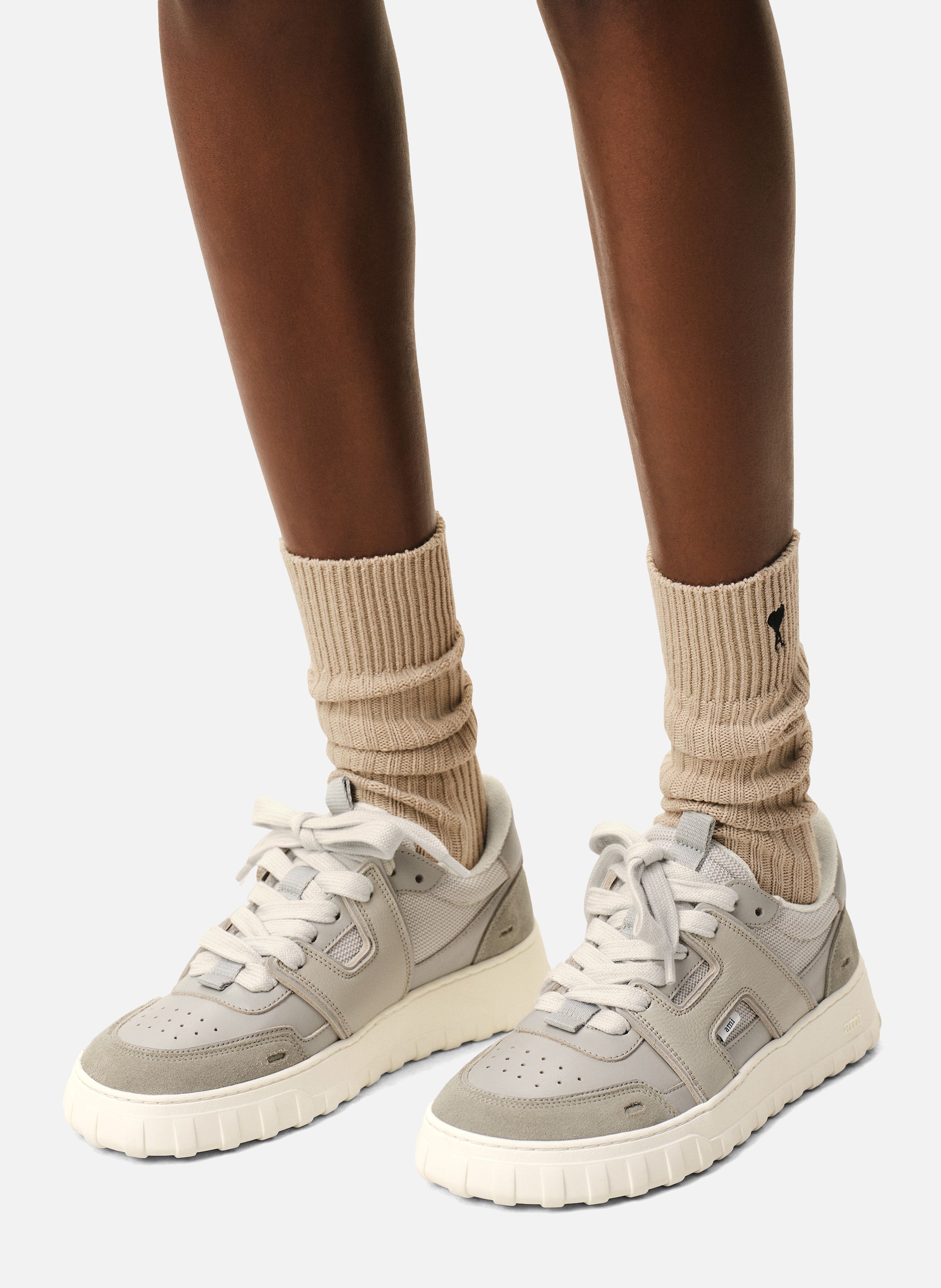 Baskets A Walk Basses En Cuir Lisse unisexes AMI PARIS Gris