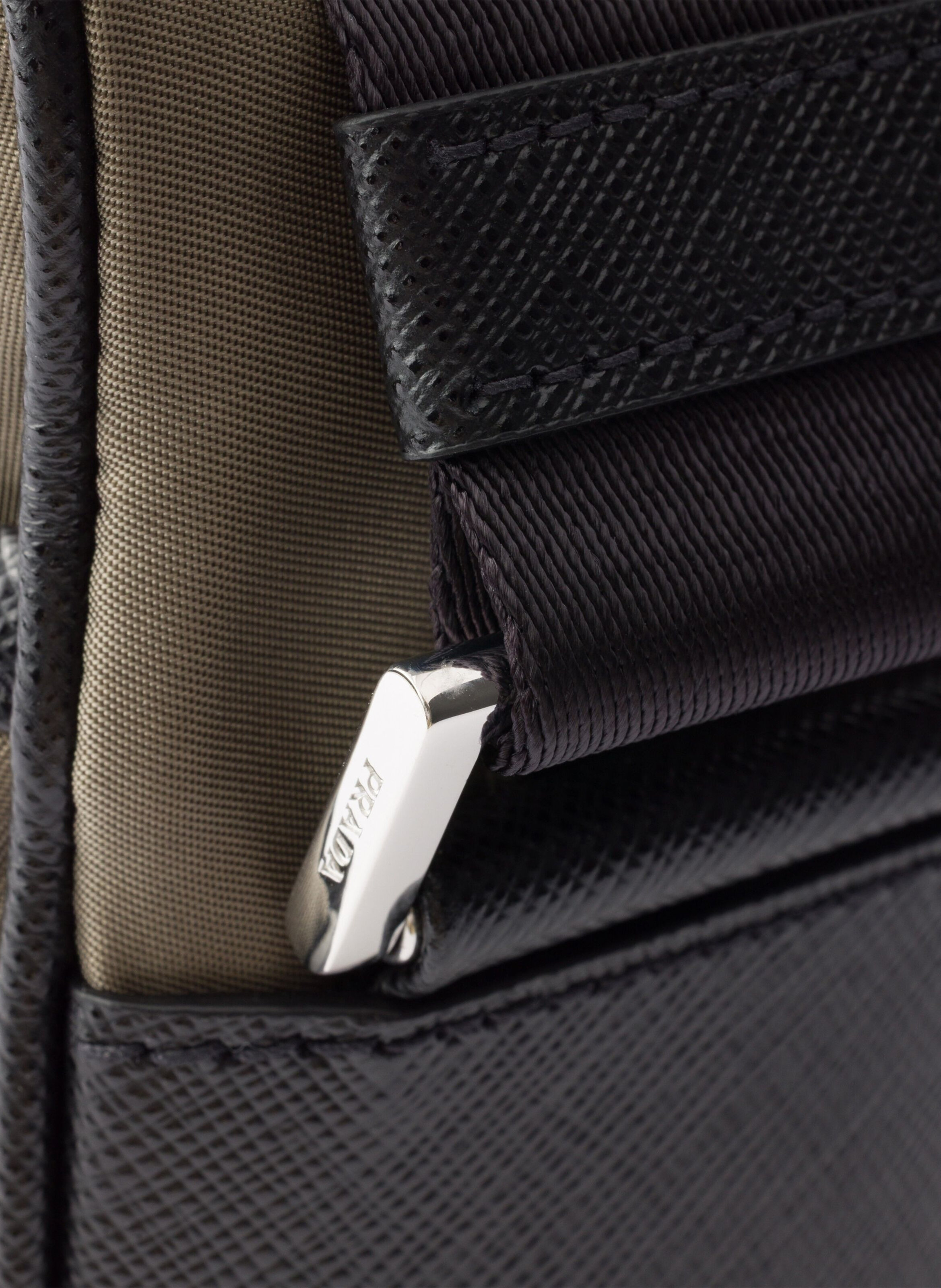 Sac porté épaule en re-nylon et saffiano PRADA Gris