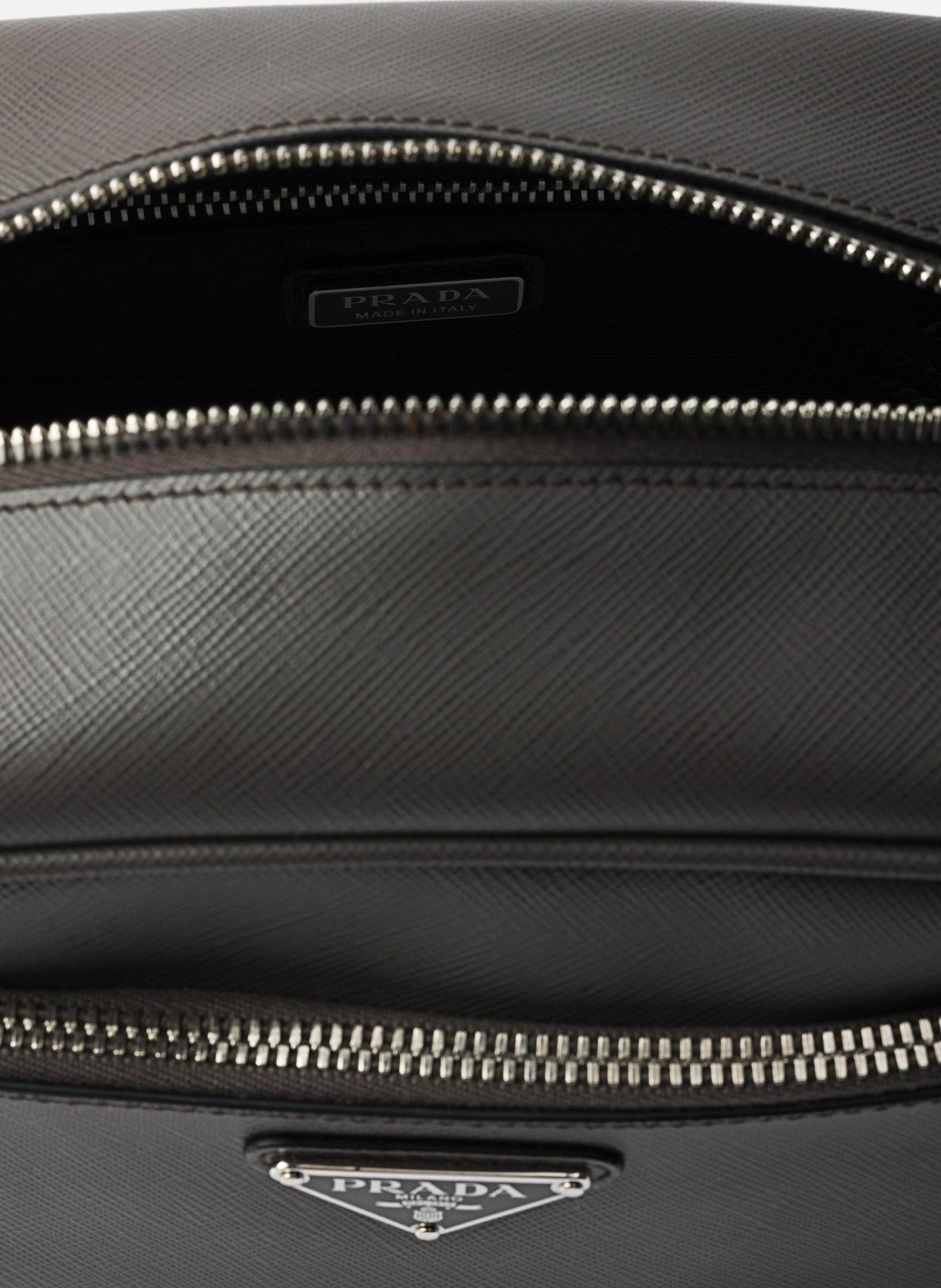 Pochette de voyage en cuir saffiano PRADA Gris