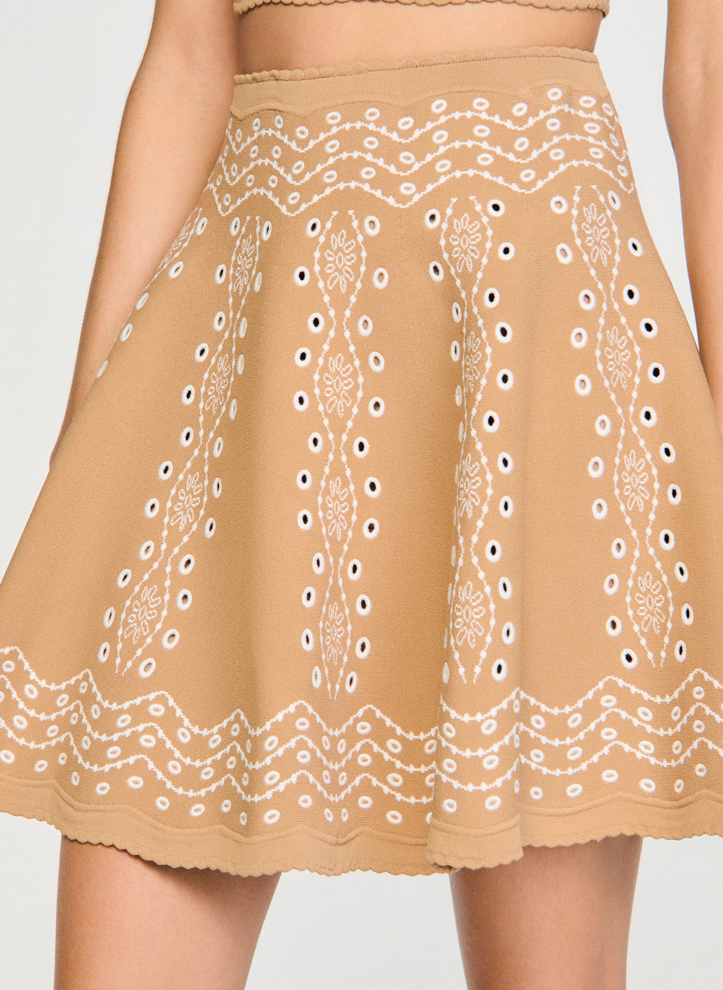 Jupe courte évasée à broderies SANDRO Beige