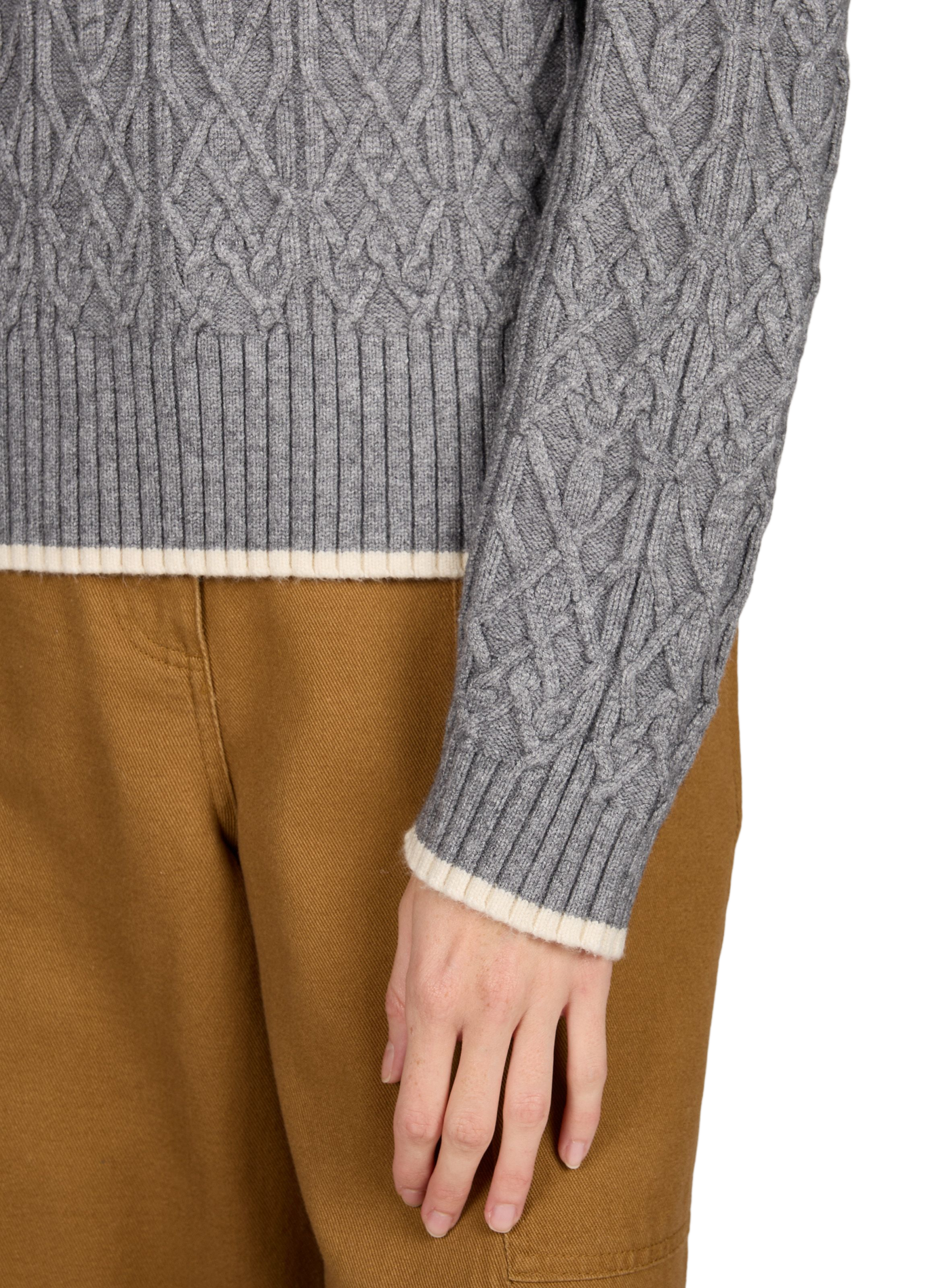 Gerader, einfarbiger Pullover mit Rundhalsausschnitt und Zopfmuster OBJECT Grau