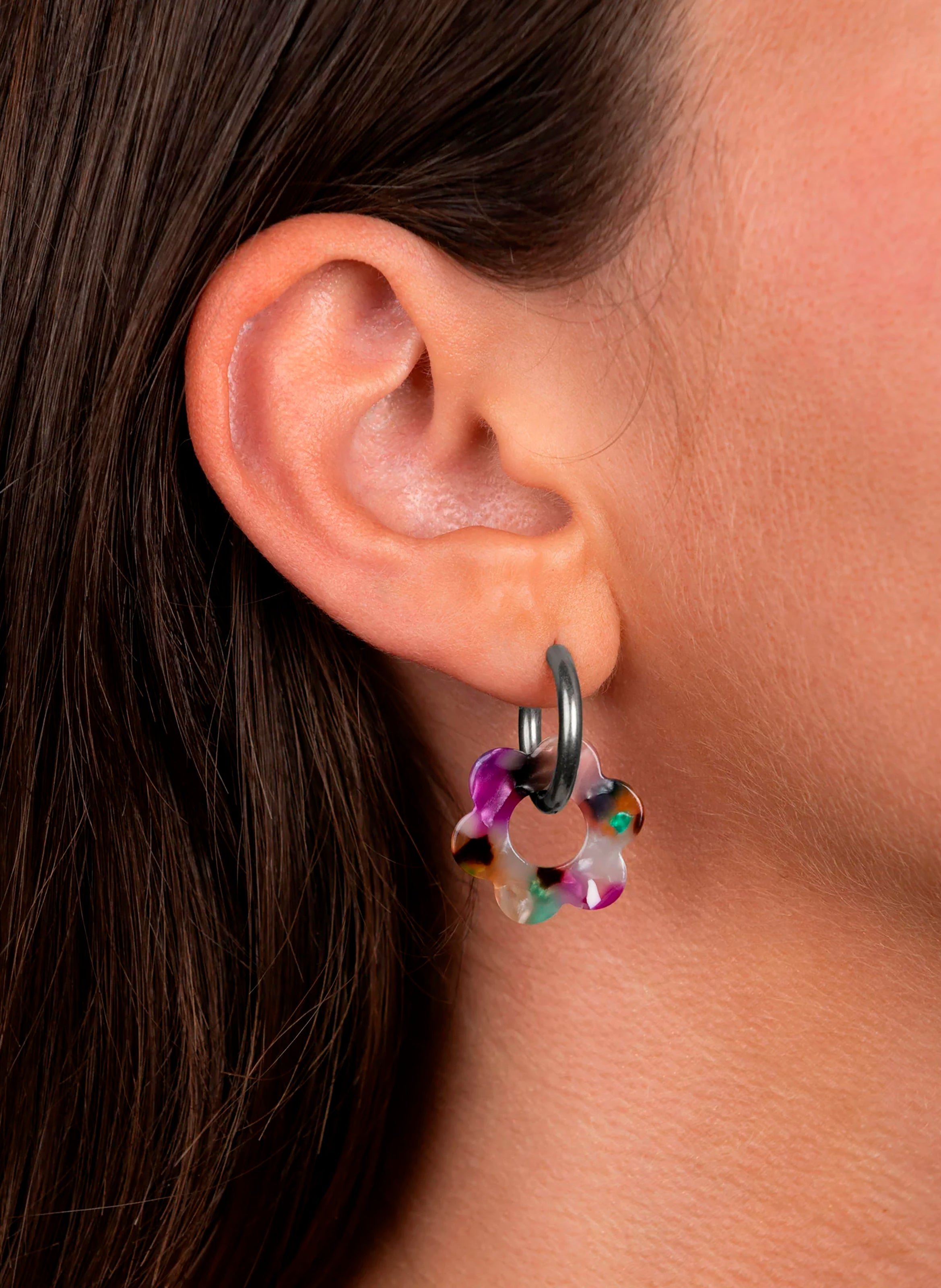 Boucles d'oreilles Baby Fleurette avec anneaux en acier inoxydable argenté KURAGE GINZA Multicolore