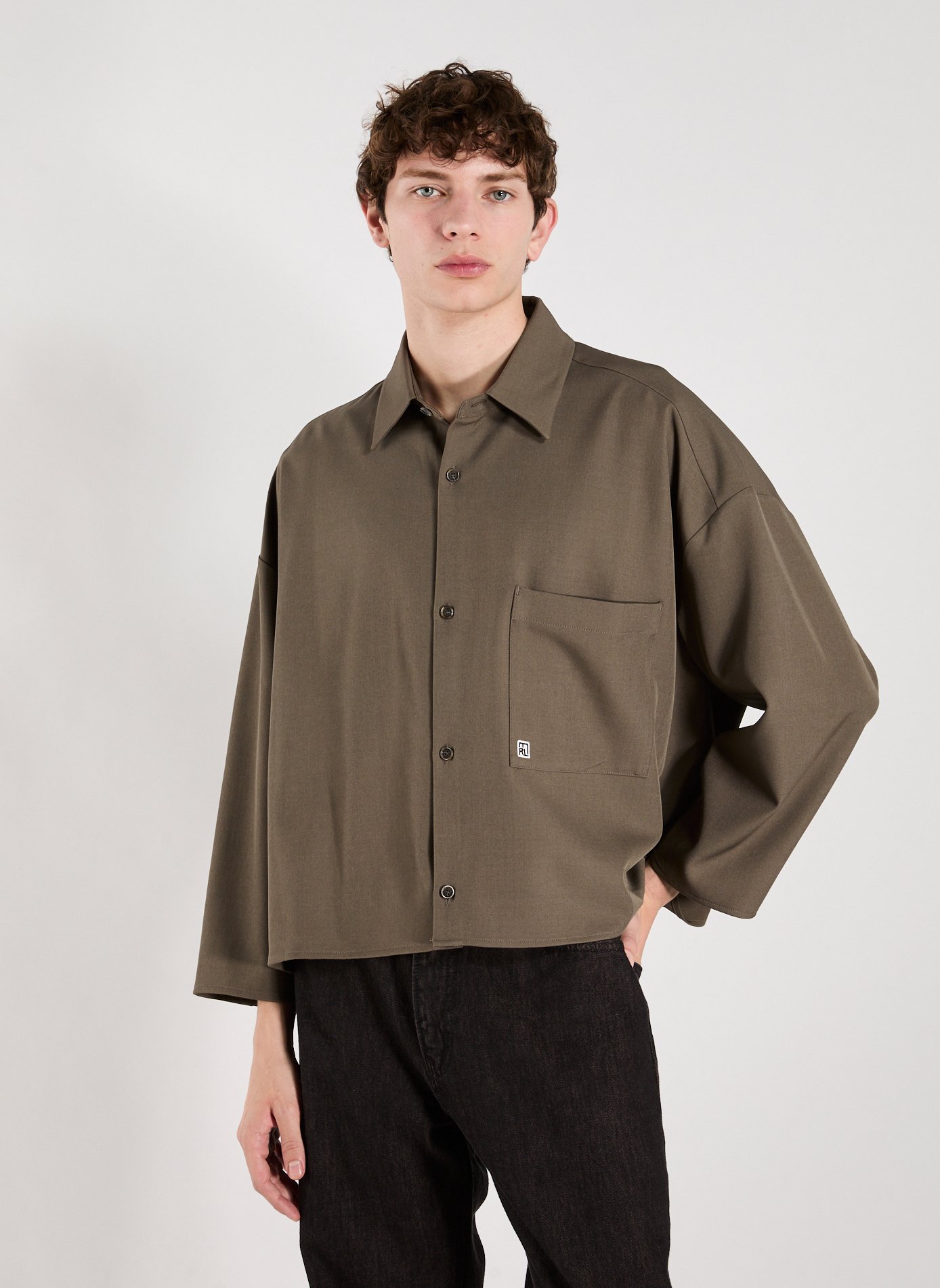 MERELY MADE Chemise large courte à col classique Marron