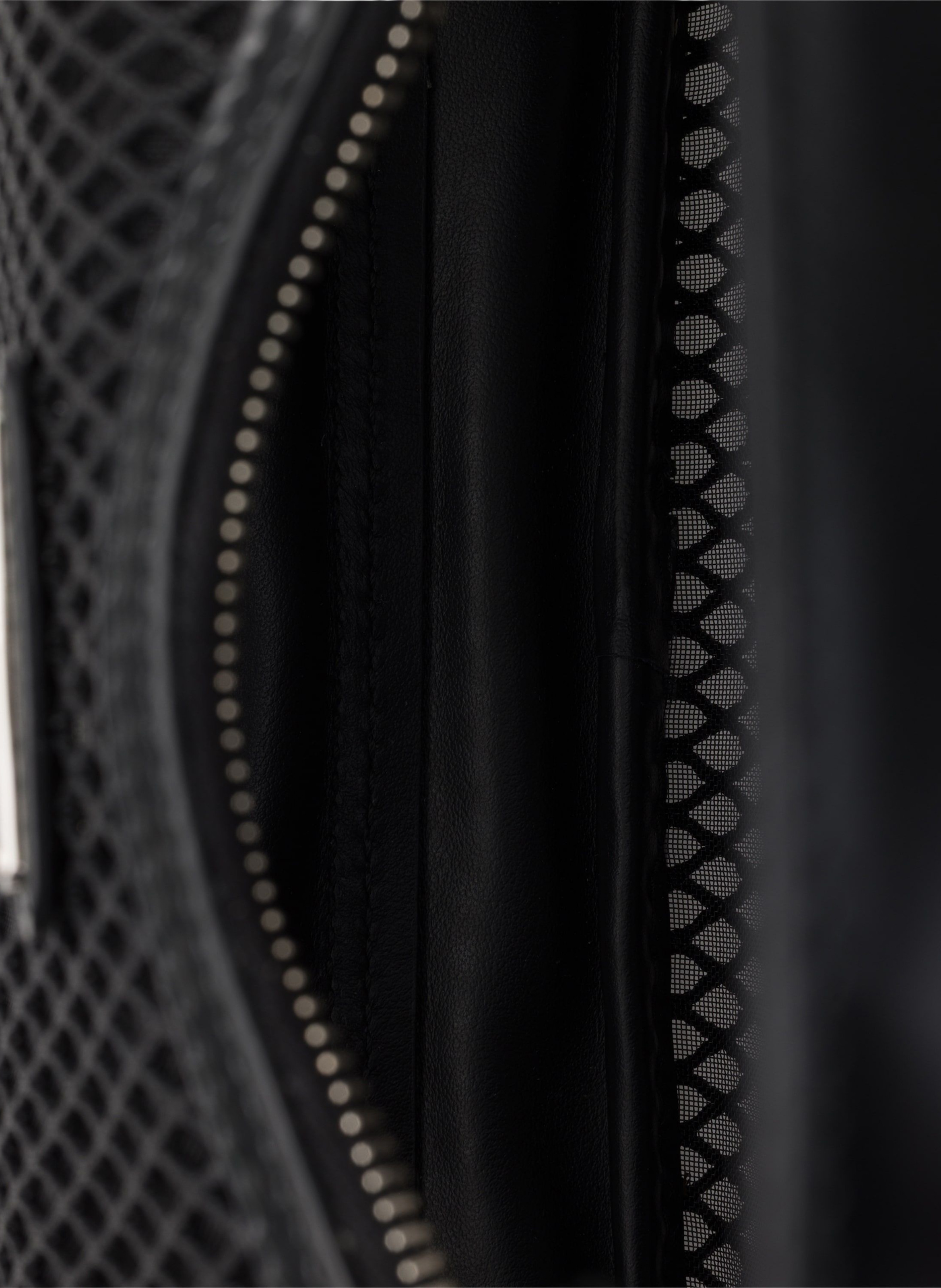 Sac prada re-edition 2005 en mesh et cuir brossé PRADA Noir