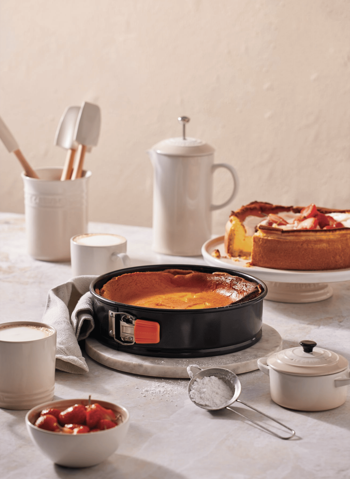 Moule à manqué avec fond amovible en acier LE CREUSET Black