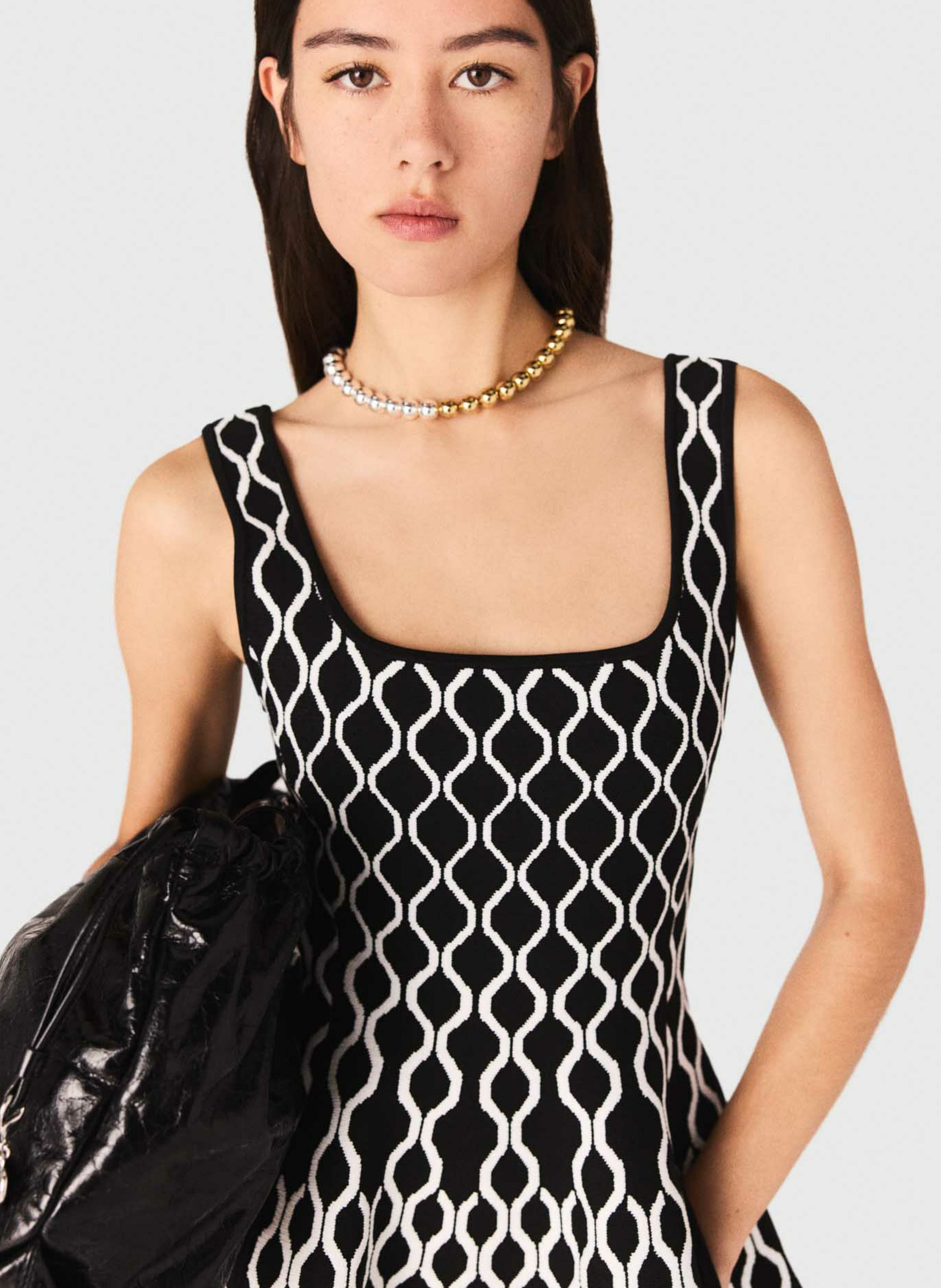 Robe courte cintrée col carré à imprimé graphique MAJE Noir