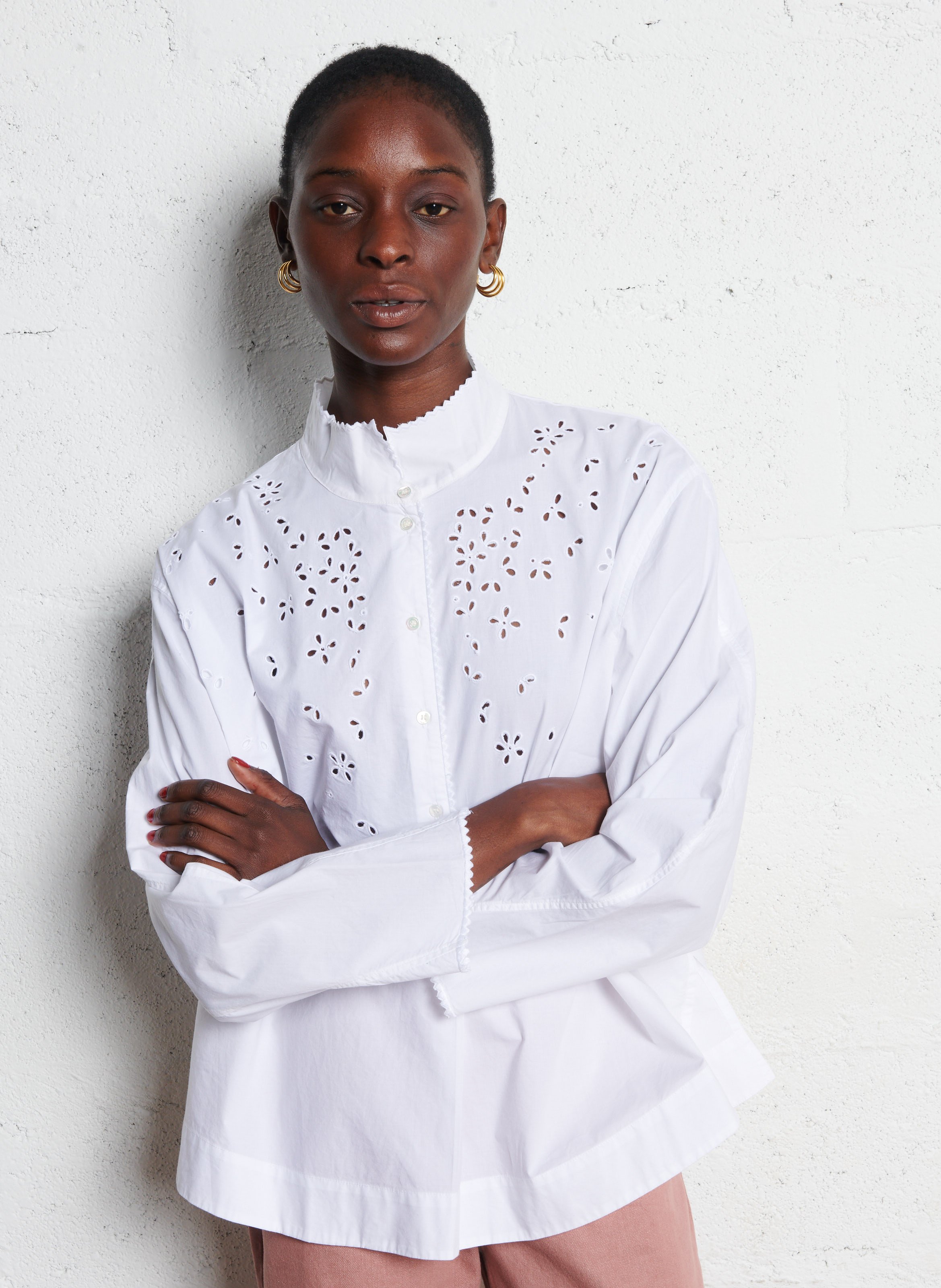 Chemise brodée col montant en popeline de coton greece SOEUR Blanc