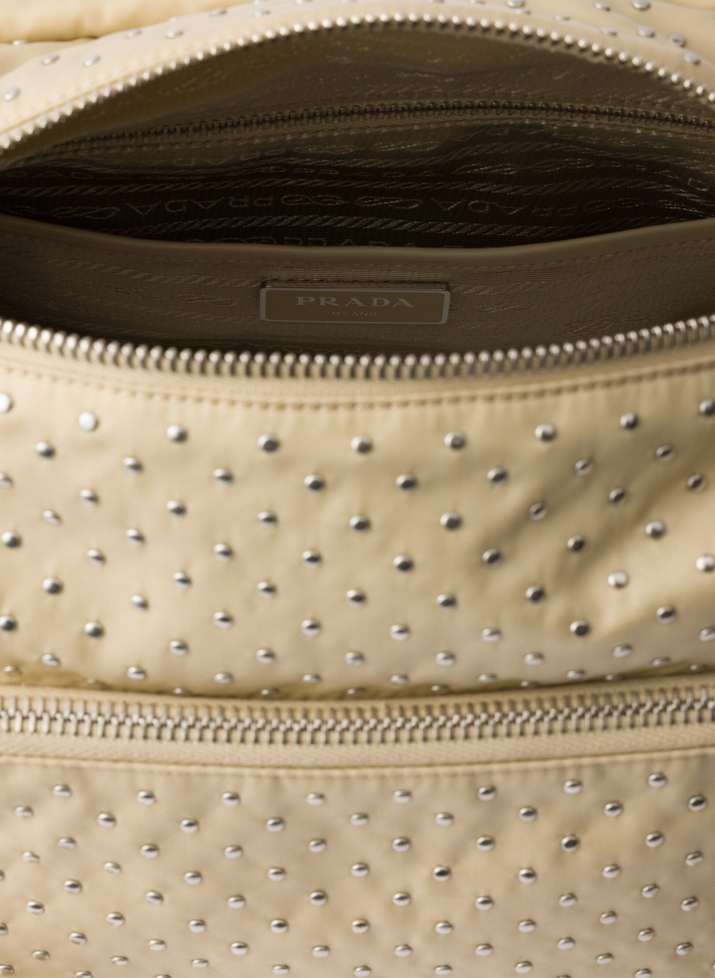 Sac à bandoulière en re-nylon avec clous PRADA Beige