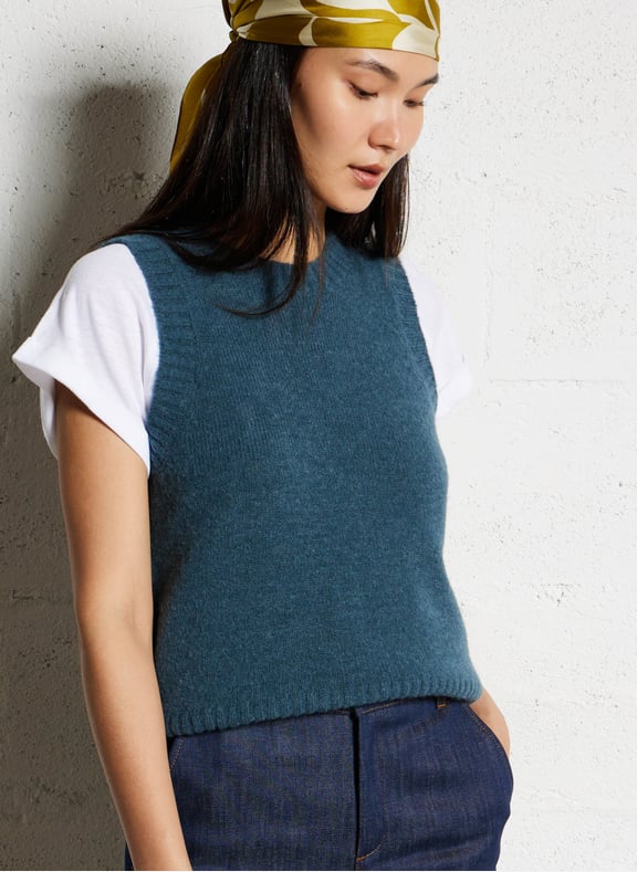 Pull droit sans manche col rond namaste Vert by SOEUR SOEUR Pull droit sans manche col rond namaste Vert
