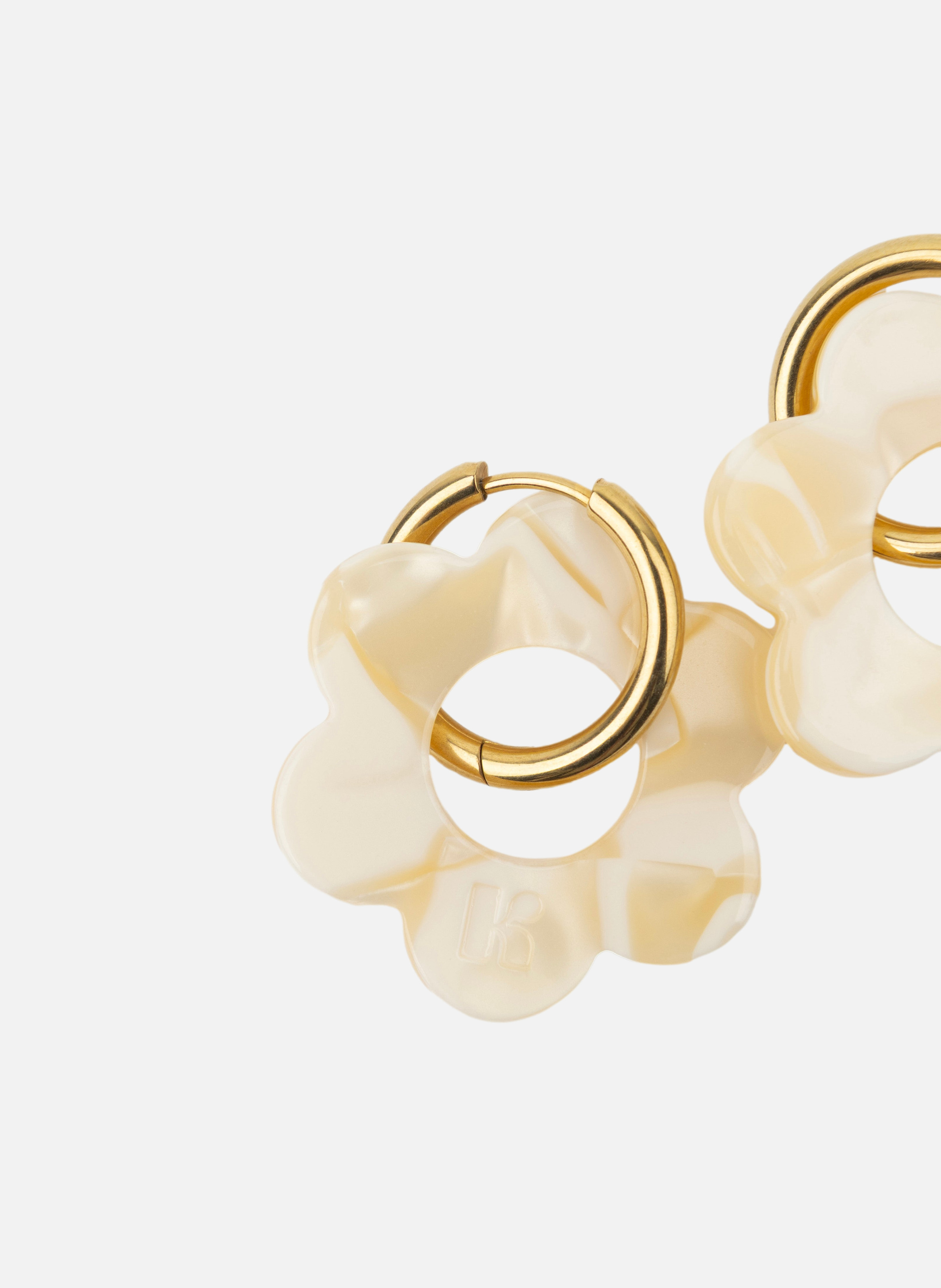 Boucles d'oreilles Maxi Fleurette avec anneaux en acier inoxydable doré KURAGE GINZA Beige
