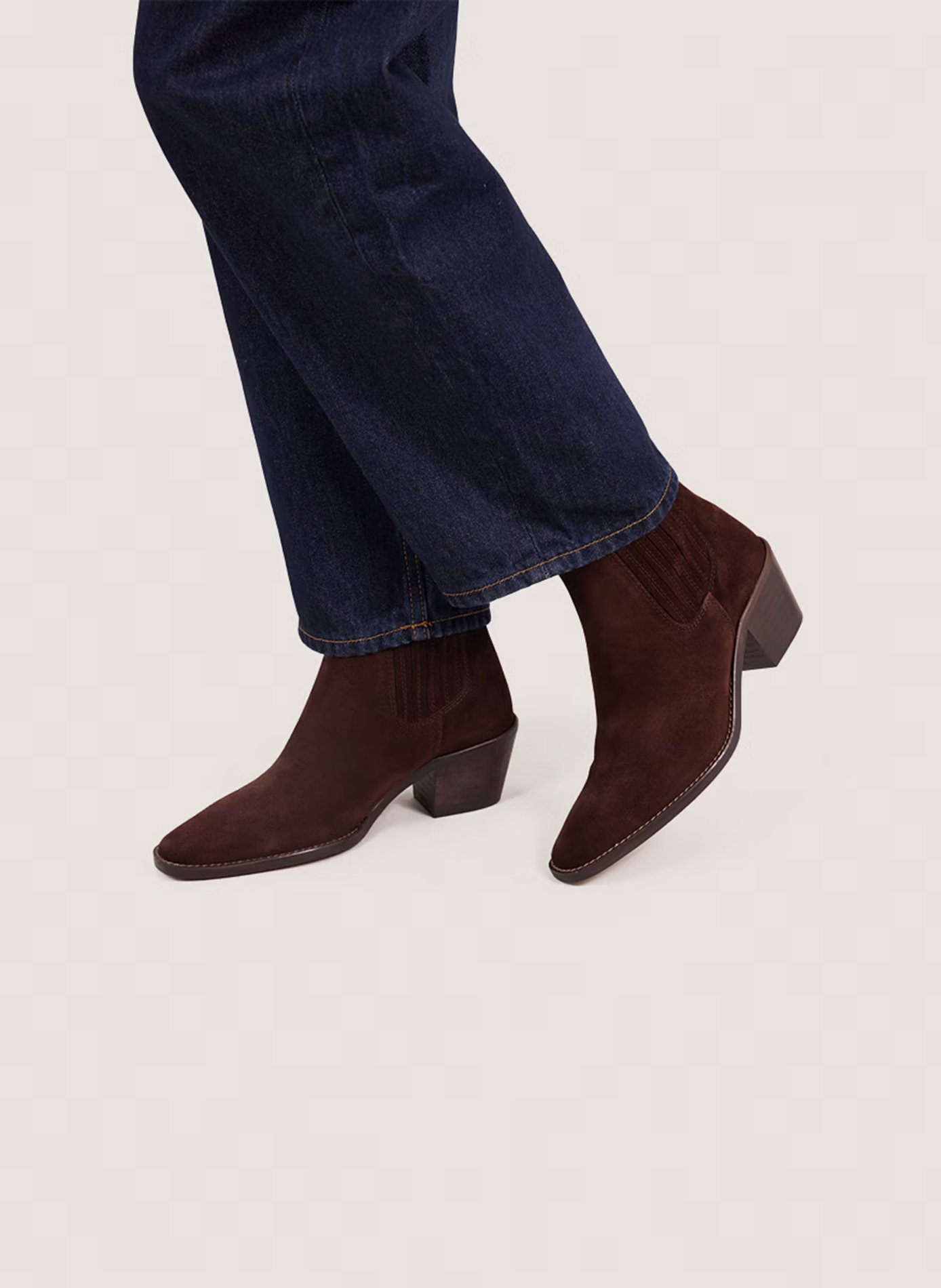 Bottines western talons mi-hauts en cuir velours birman JONAK Marron