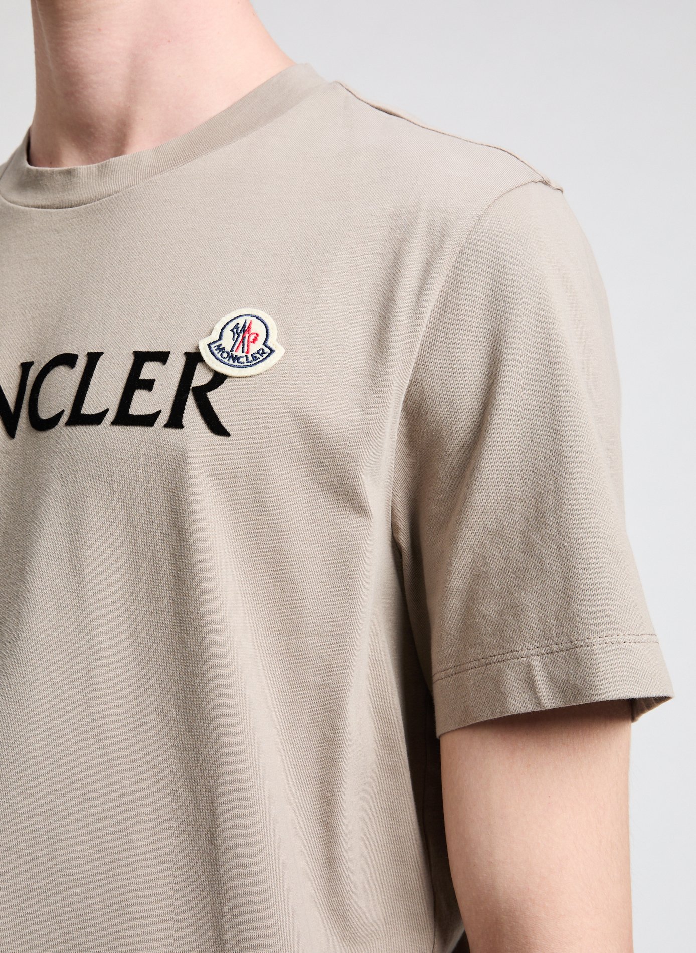 MONCLER 2025年製 フェードアウト錯覚ロゴ Tシャツ 美品 MONCLER 2025年製 フェードアウト錯覚ロゴ Tシャツ 美品 - メルカリ