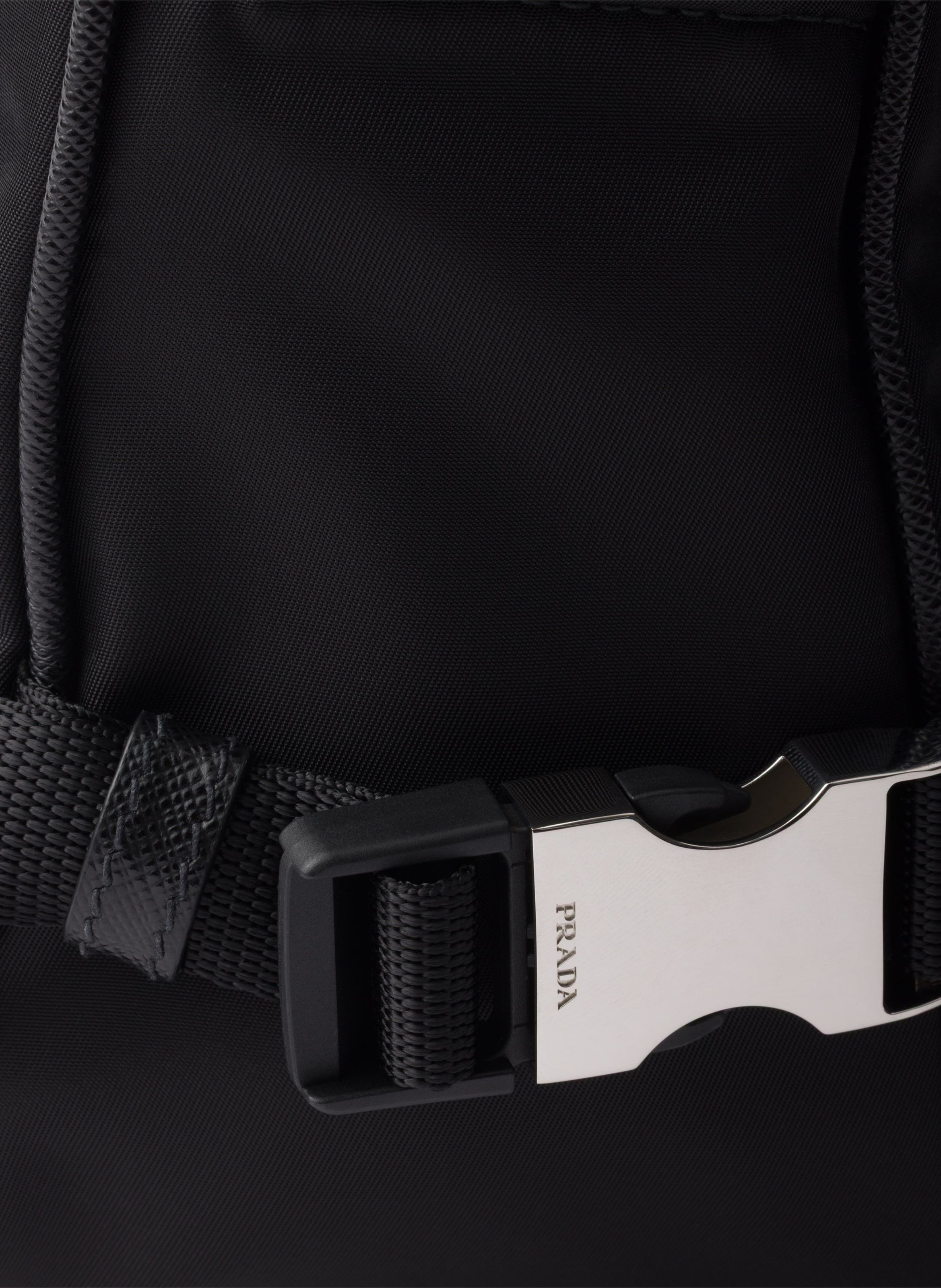 Sac de taille moyenne porté épaule en re-nylon et PRADA Noir