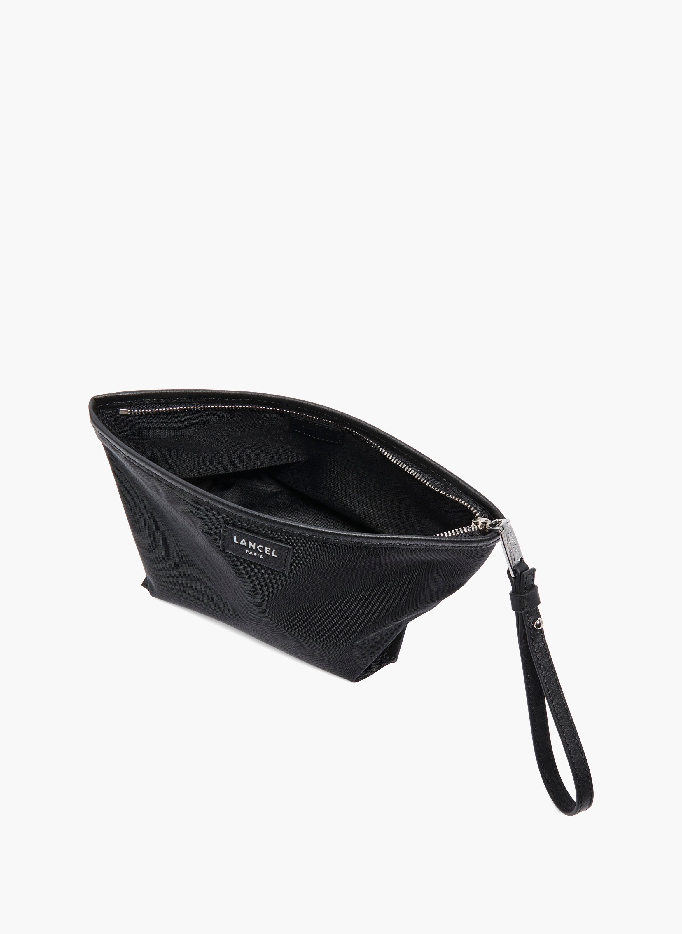 M Zip clutch met polsband - oprolbare mistral, gerecycled nylon met glad rundleer. LANCEL Zwart