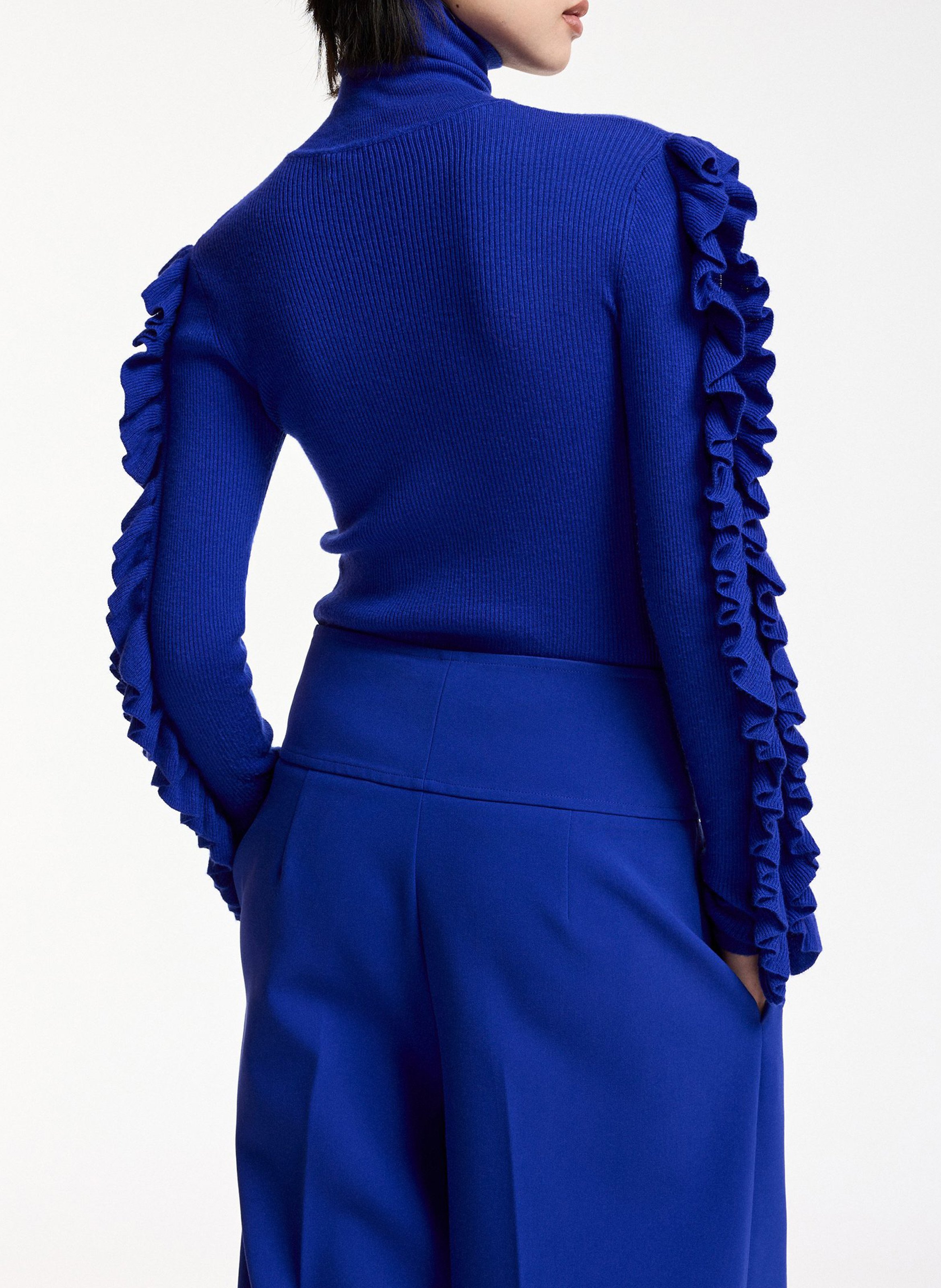 Pull moulant col roulé à volants kitty ESSENTIEL ANTWERP Bleu