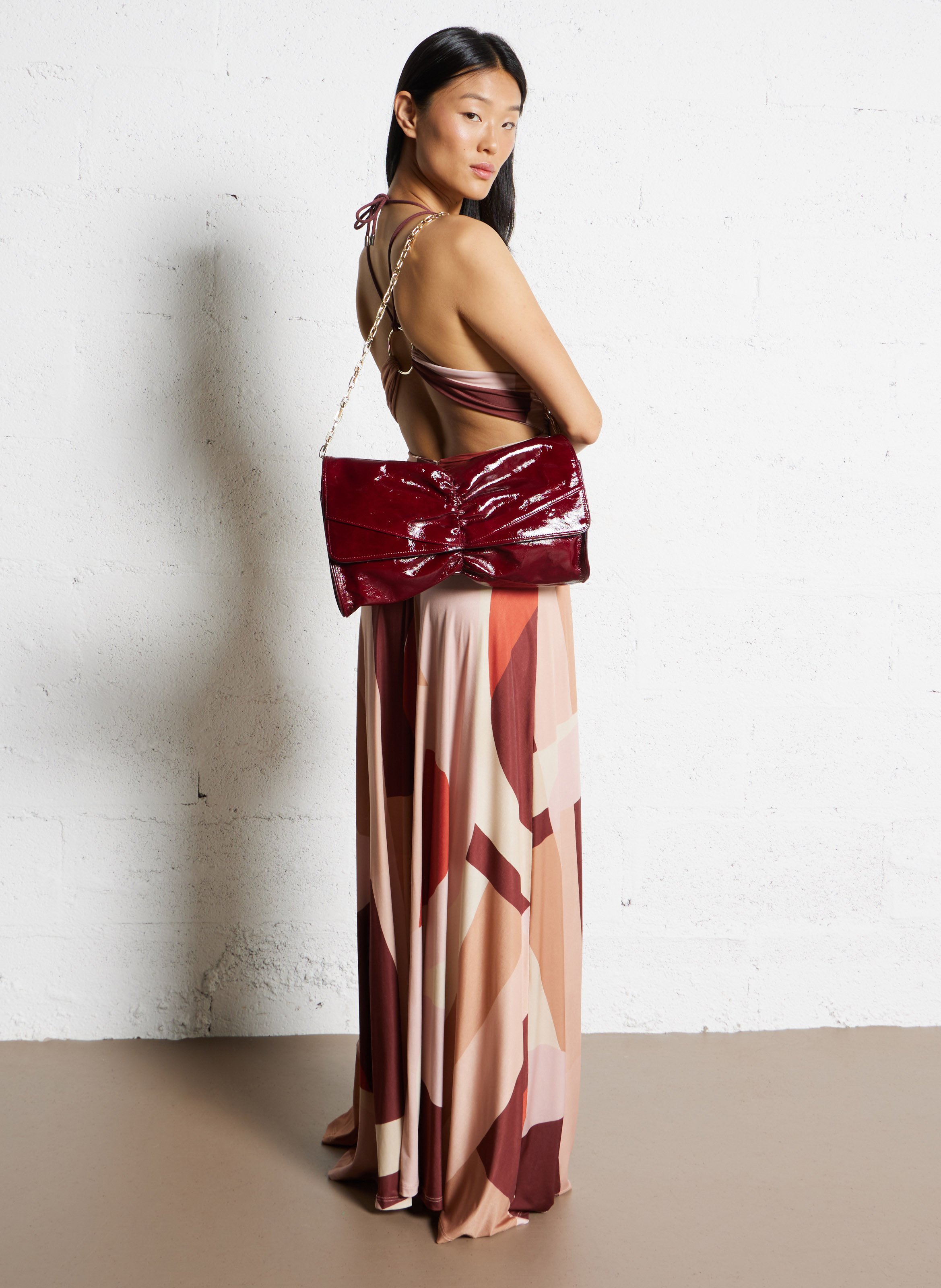 Pochette nœud vernie en cuir stevie m BA&SH Rouge