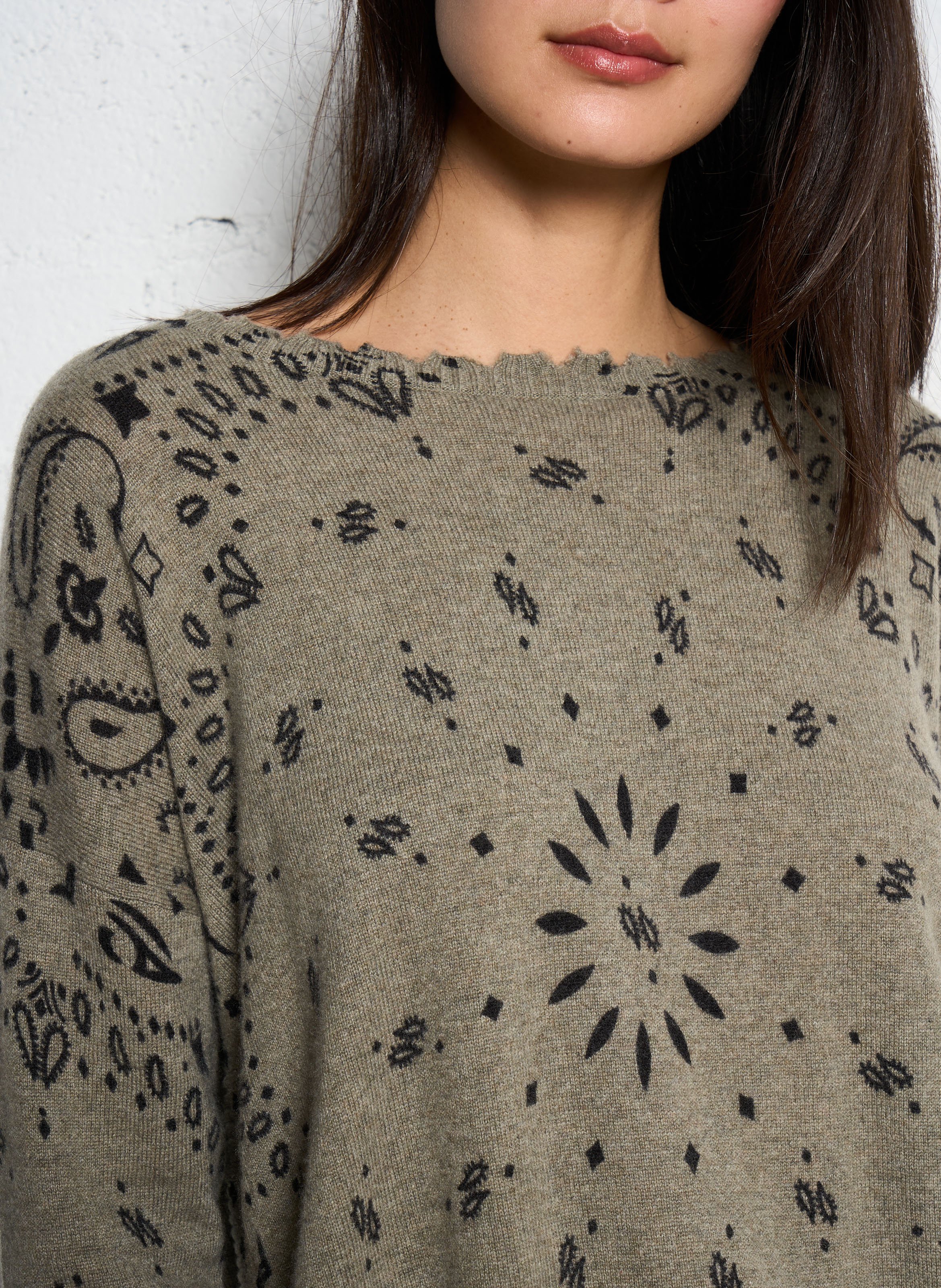 Pull droit col bateau motif bandana en cachemire mela bandana KUJTEN Kaki