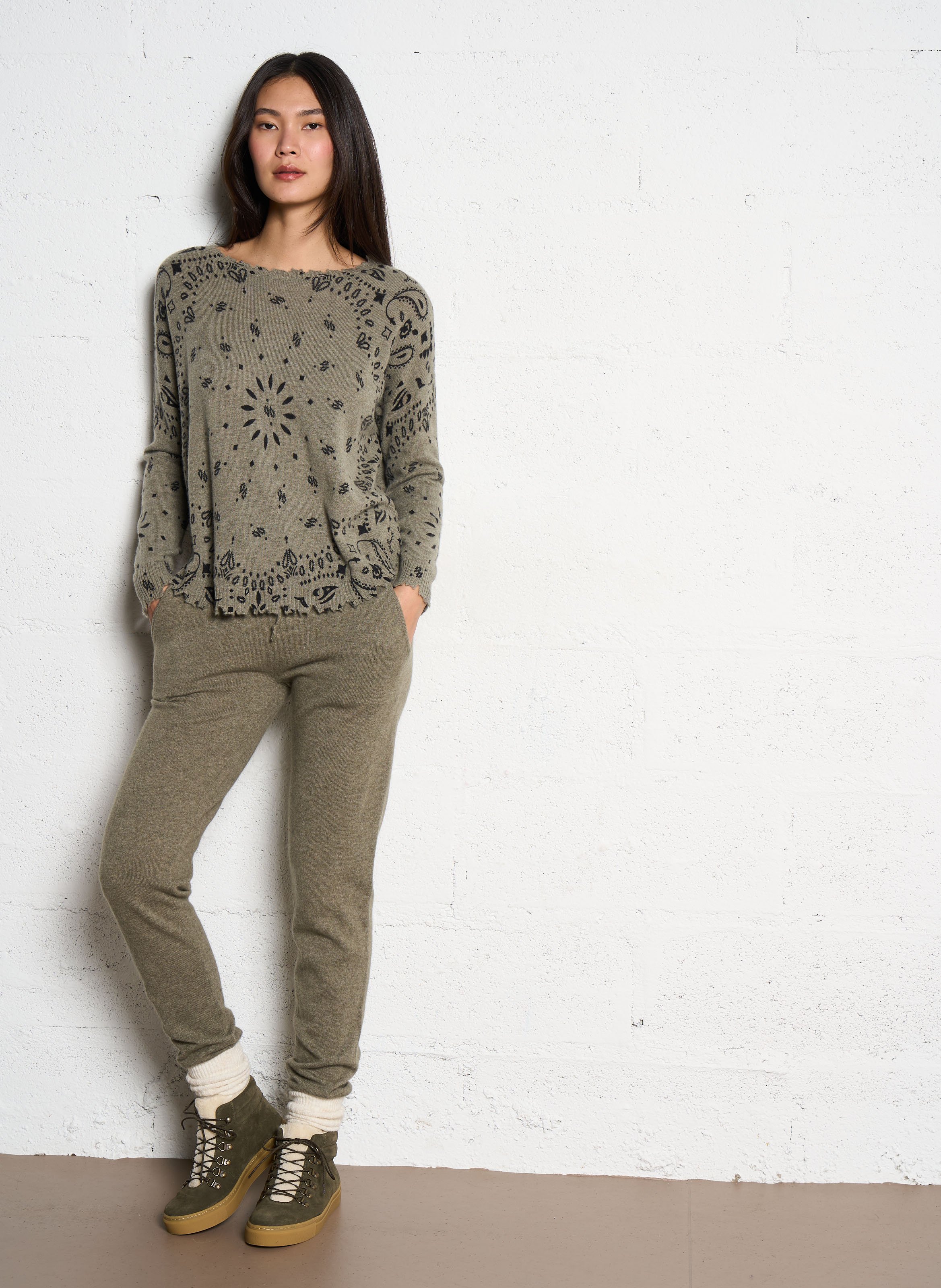 Pull droit col bateau motif bandana en cachemire mela bandana KUJTEN Kaki