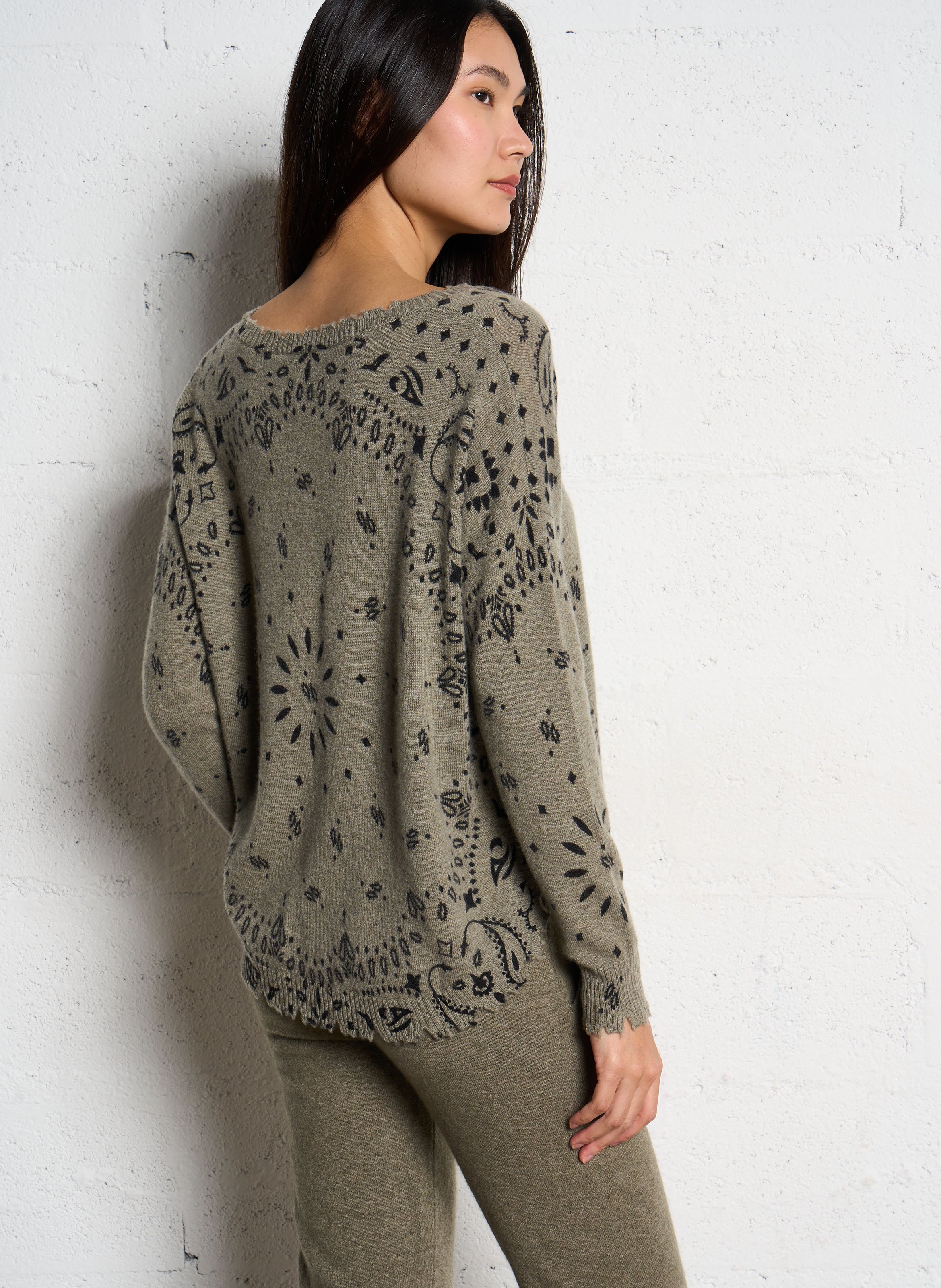 Pull droit col bateau motif bandana en cachemire mela bandana KUJTEN Kaki