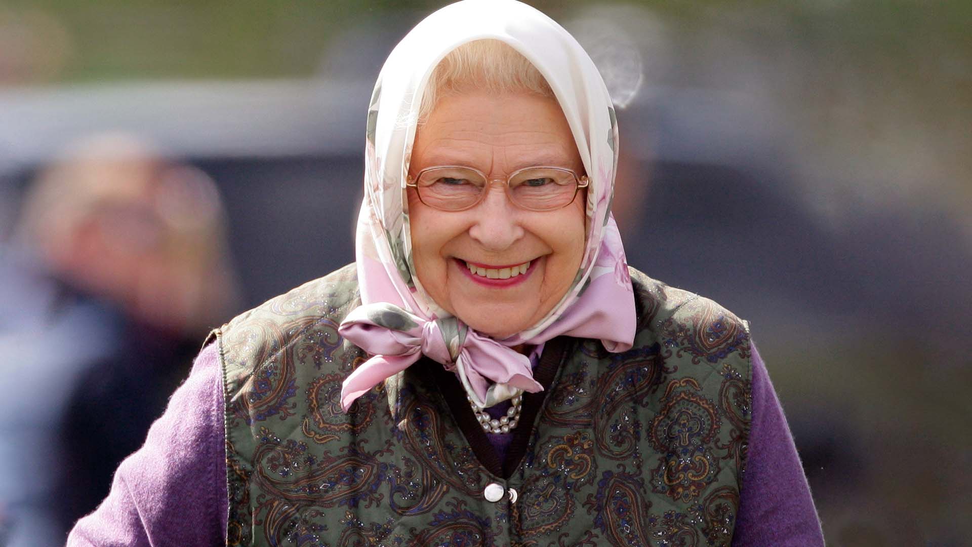 La Reine d'Angleterre avec un foulard