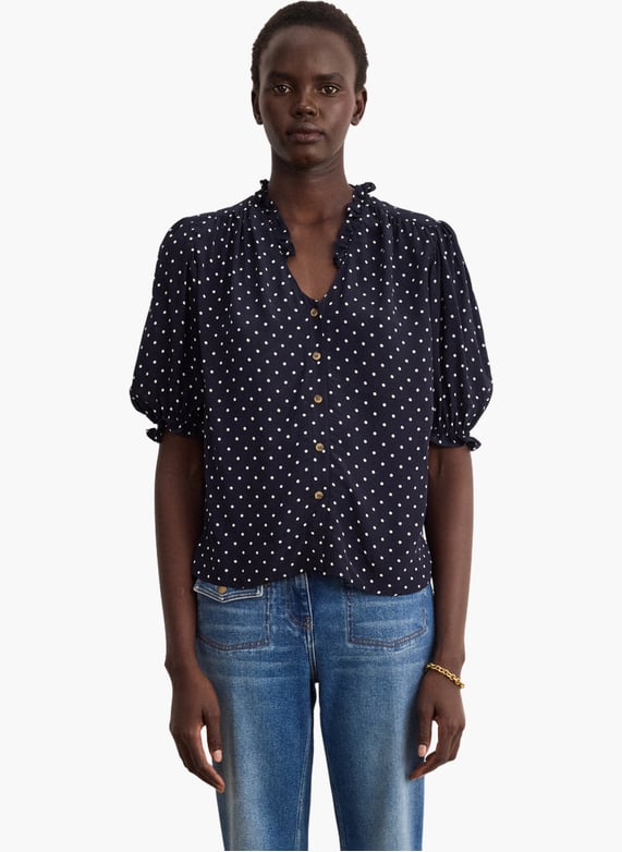 Comment porter un top sans manches á pois bleu marine et blanc (2 tenues et looks Comment porter un top sans manches á pois bleu marine et blanc (2 tenues et looks
