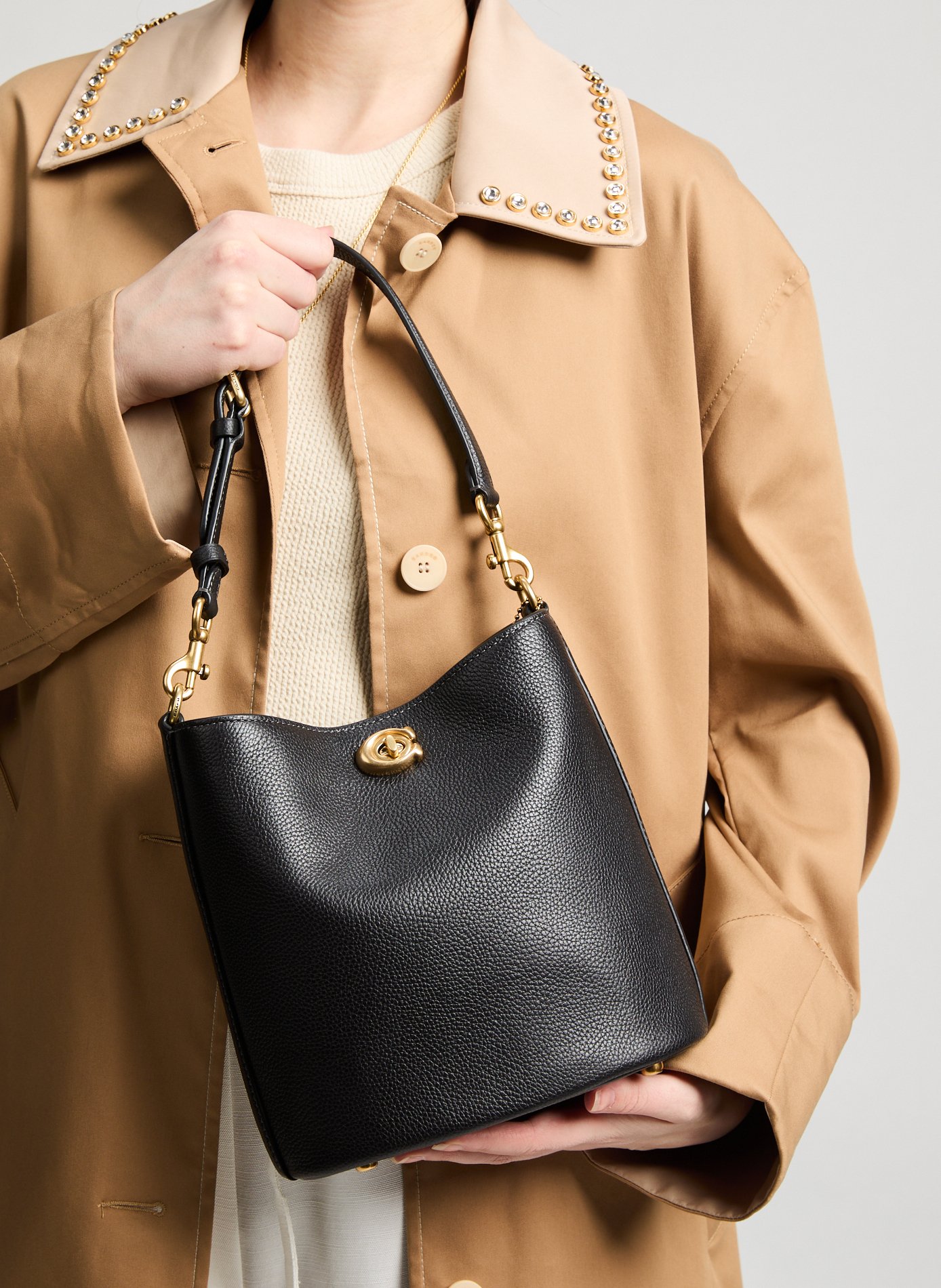 Sac seau Willow 19 en cuir COACH Noir