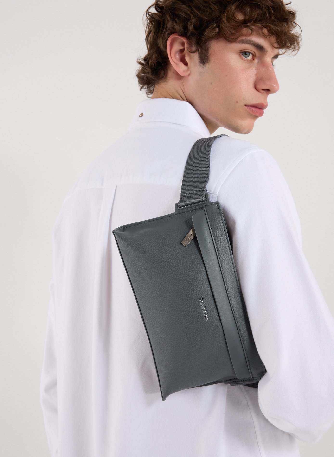 Sac bananane effet cuir  CALVIN KLEIN Gris