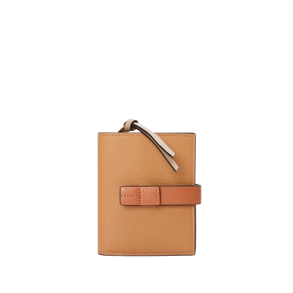 Portefeuille compact zippé en cuir de veau souple grainé Portefeuille compact zippé en cuir de veau souple grainé