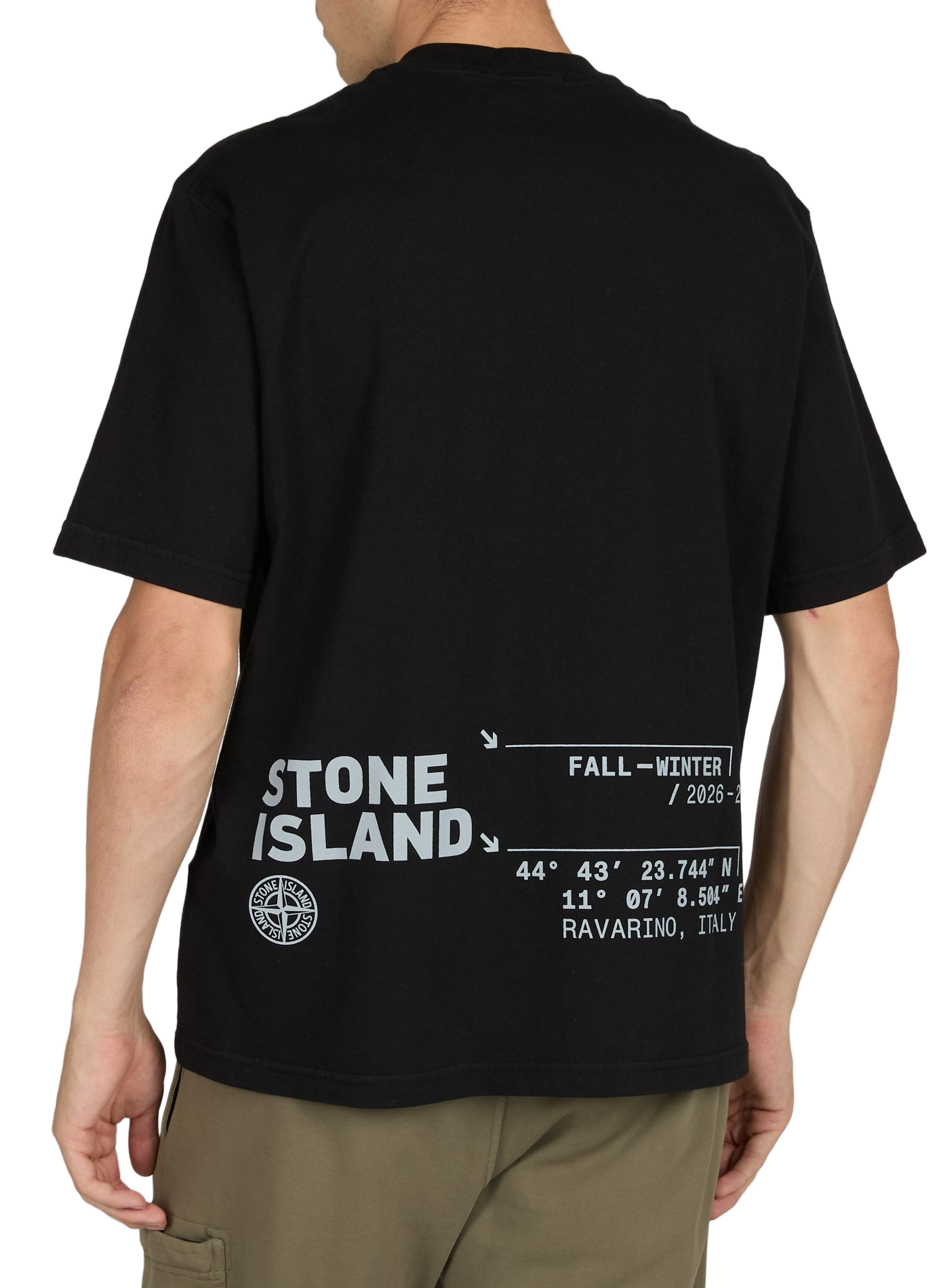 T-Shirt mit kurzen Ärmeln und Schriftzug auf der Rückseite aus Baumwolle. STONE ISLAND Schwarz