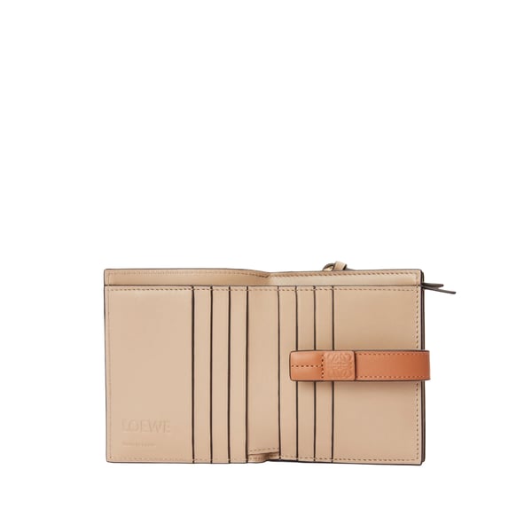 Loewe Portefeuille Compact Zippé En Cuir De Veau Souple Grainé In Brown