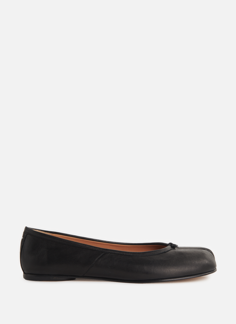 حذاء باليرينا جلد تابي باللون الأسود من MAISON MARGIELA 