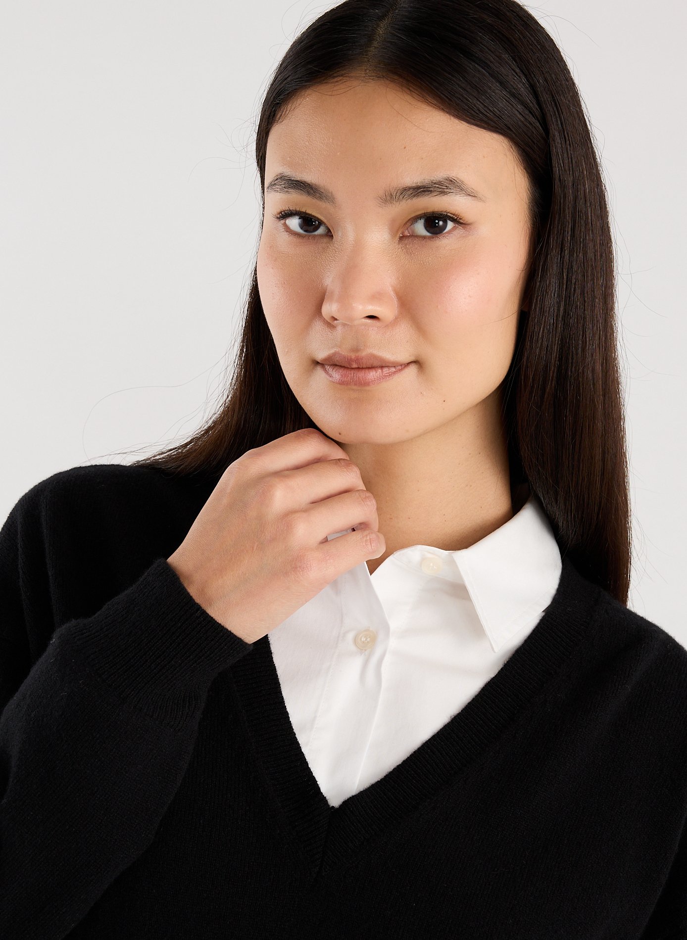 Cashmere V-neck jumper  SAISON 1865 Black